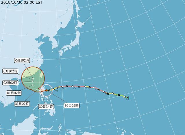 中颱玉兔將登陸並穿越菲律賓呂宋島，接著往南海移動。（翻攝中央氣象局）