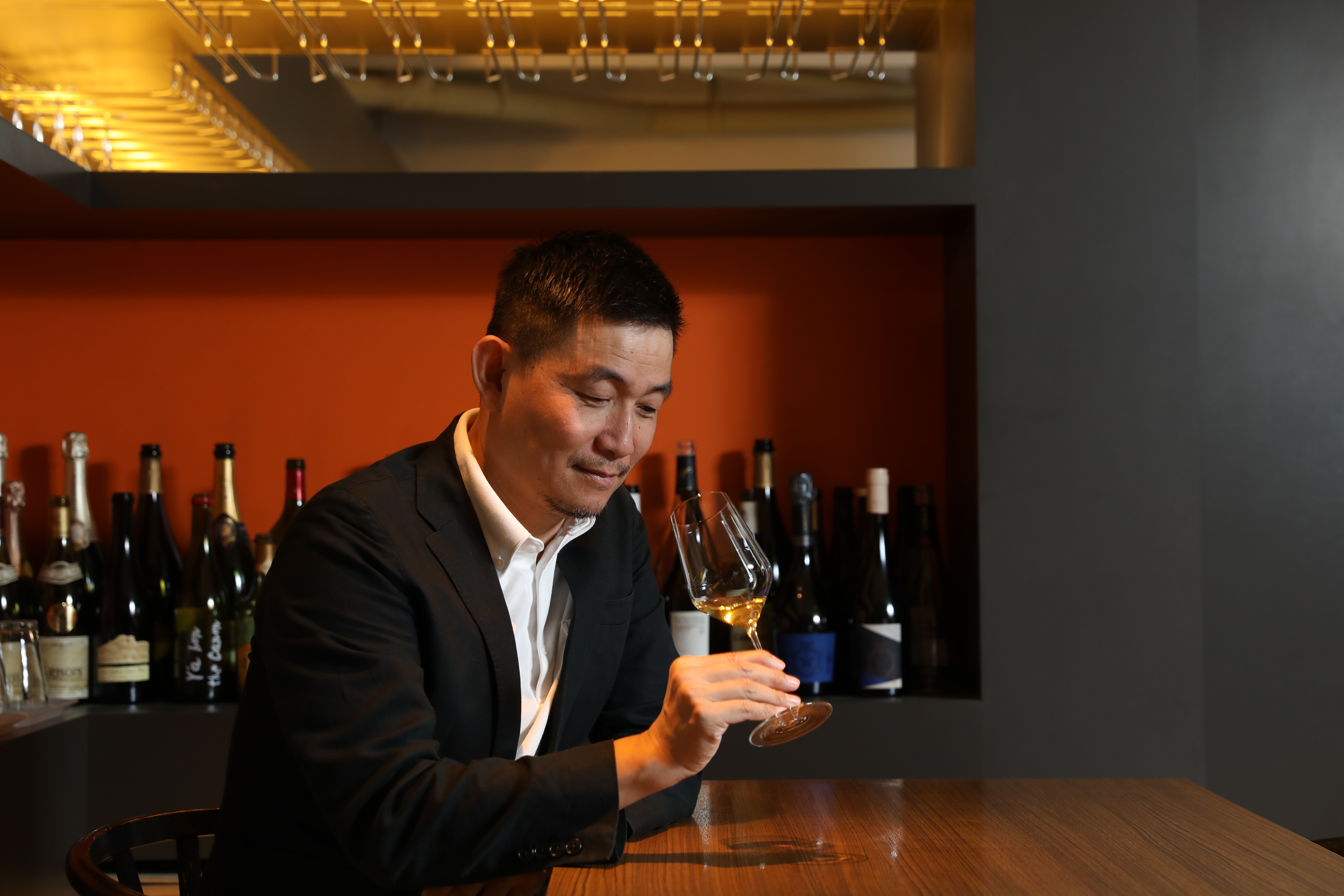 林裕森形容自然酒風潮是一場「弱滋味的文藝復興」，品嘗葡萄酒無須追逐知名酒莊的光環，當放下了一直以來追逐厚實酒水風格，就有機會在香氣微弱、滋味淡薄的自然酒裡嘗出真滋味。