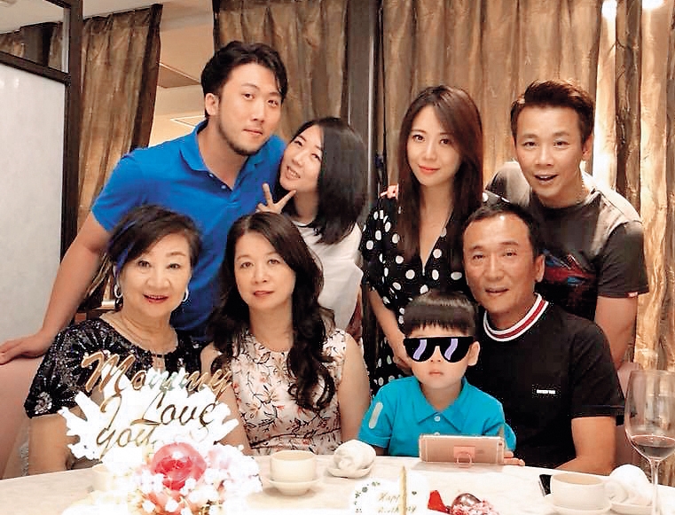 今年母親節,陶喆(後排右一)與媽媽王復蓉(前排左一)聚餐,更許願老婆(後排右二)可以當媽媽,如今願望成真。(翻攝自陶喆臉書)