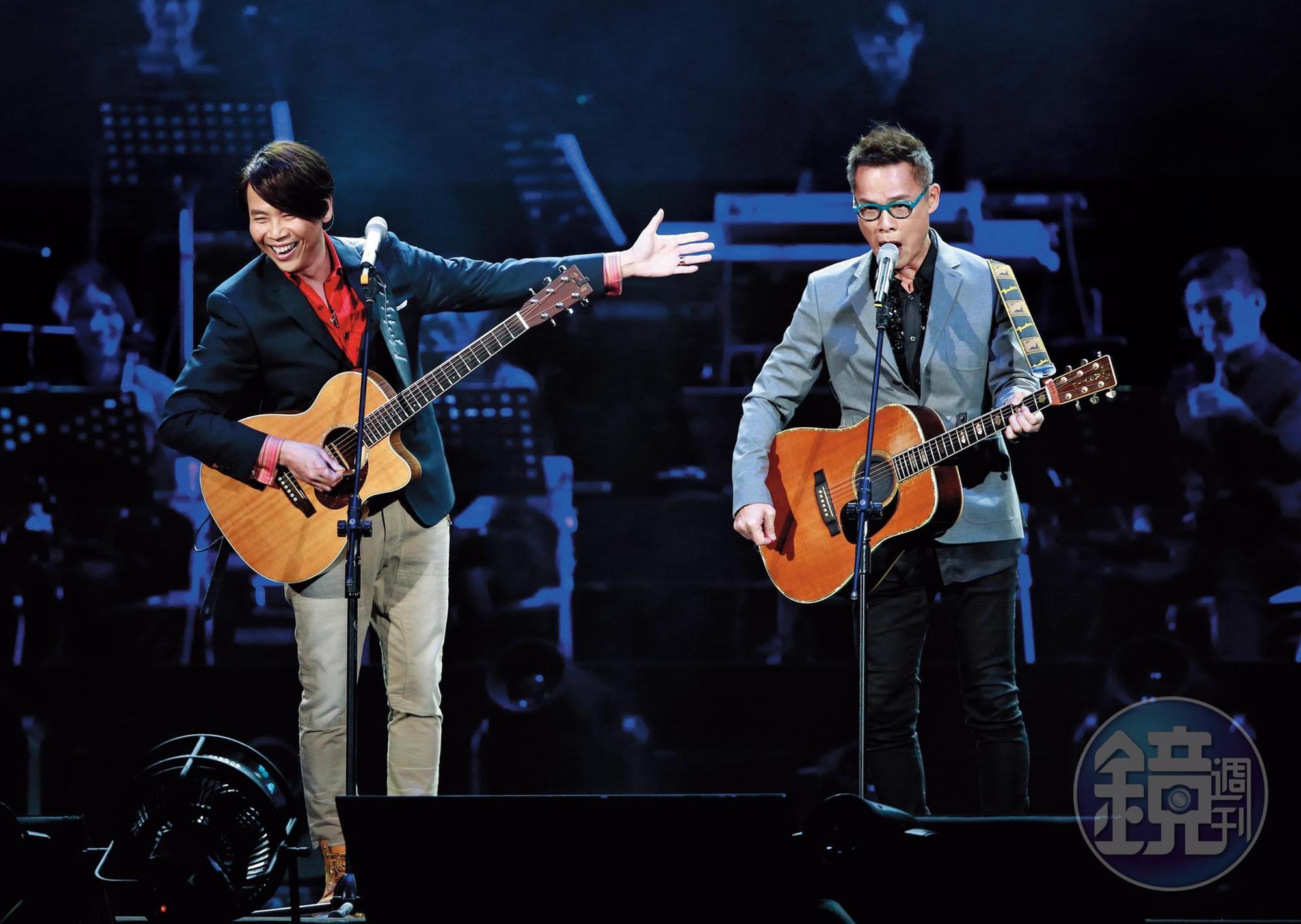 陶喆(左)受邀參加羅大佑的「假如我是羅大佑」演唱會,展現了吉他琴技。
