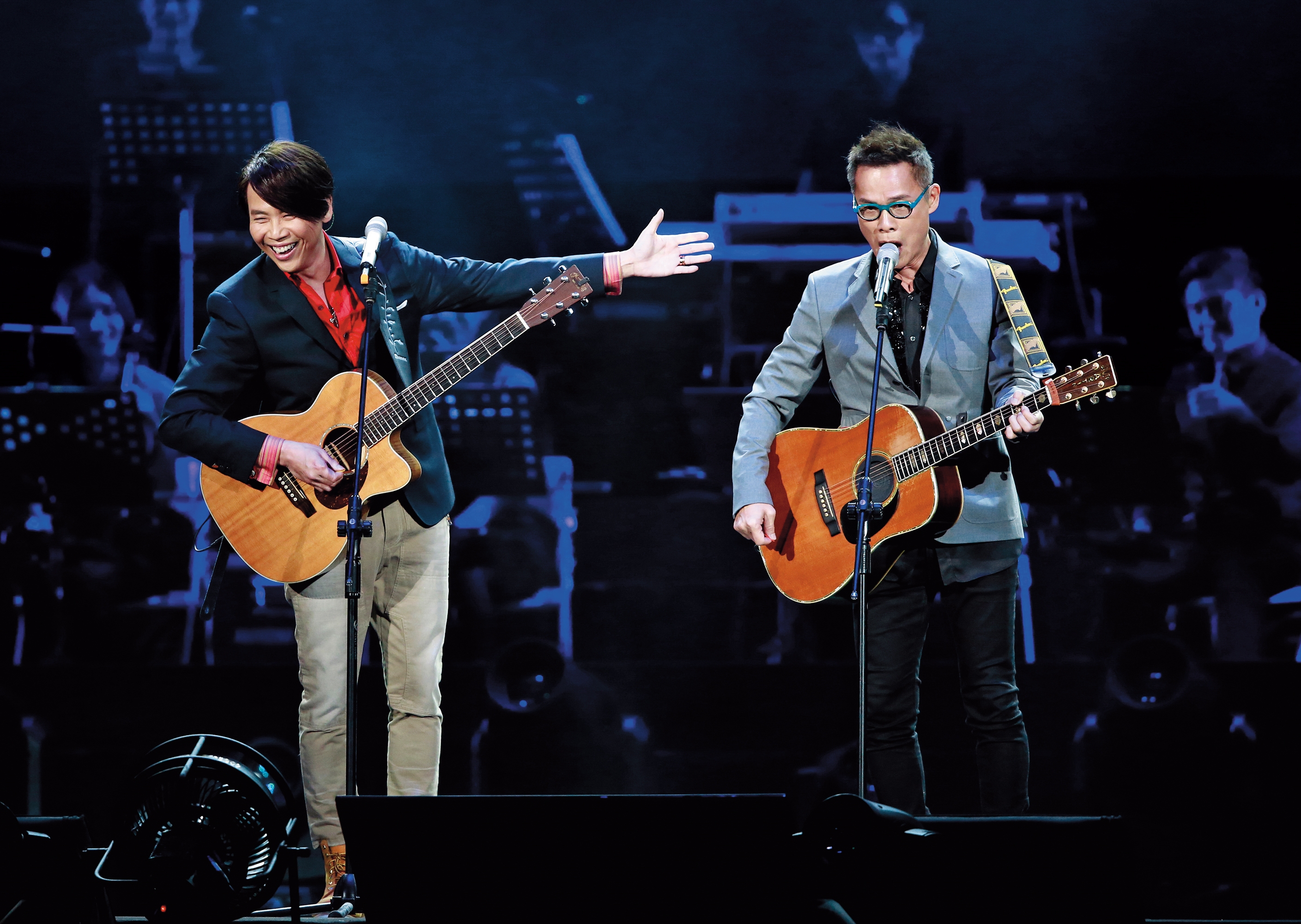 陶喆(左)受邀參加羅大佑的「假如我是羅大佑」演唱會,展現了吉他琴技。