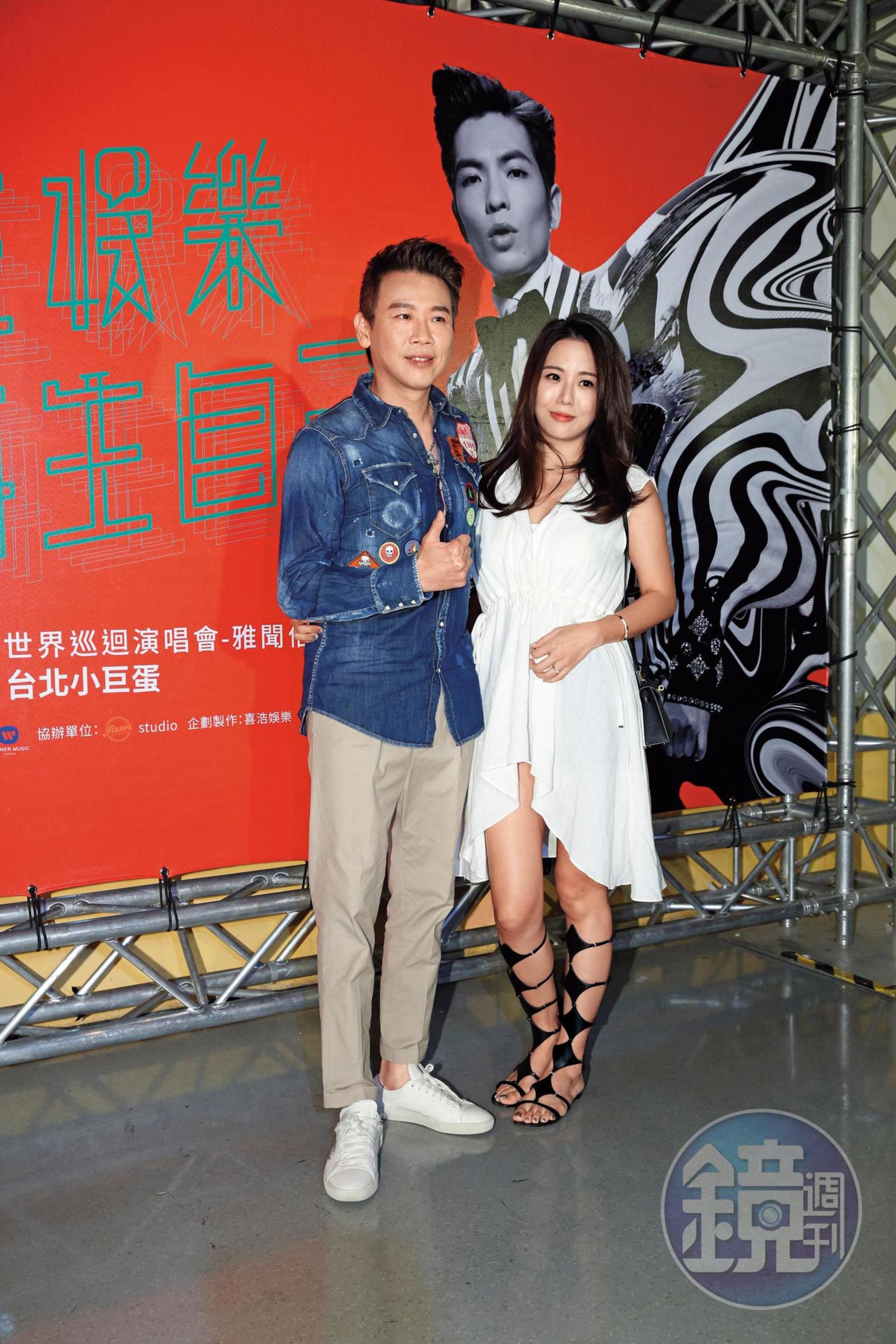 今年5月,陶喆(左)帶老婆Penny看蕭敬騰演唱會,因服裝寬鬆,被疑有孕,但陶喆否認。
