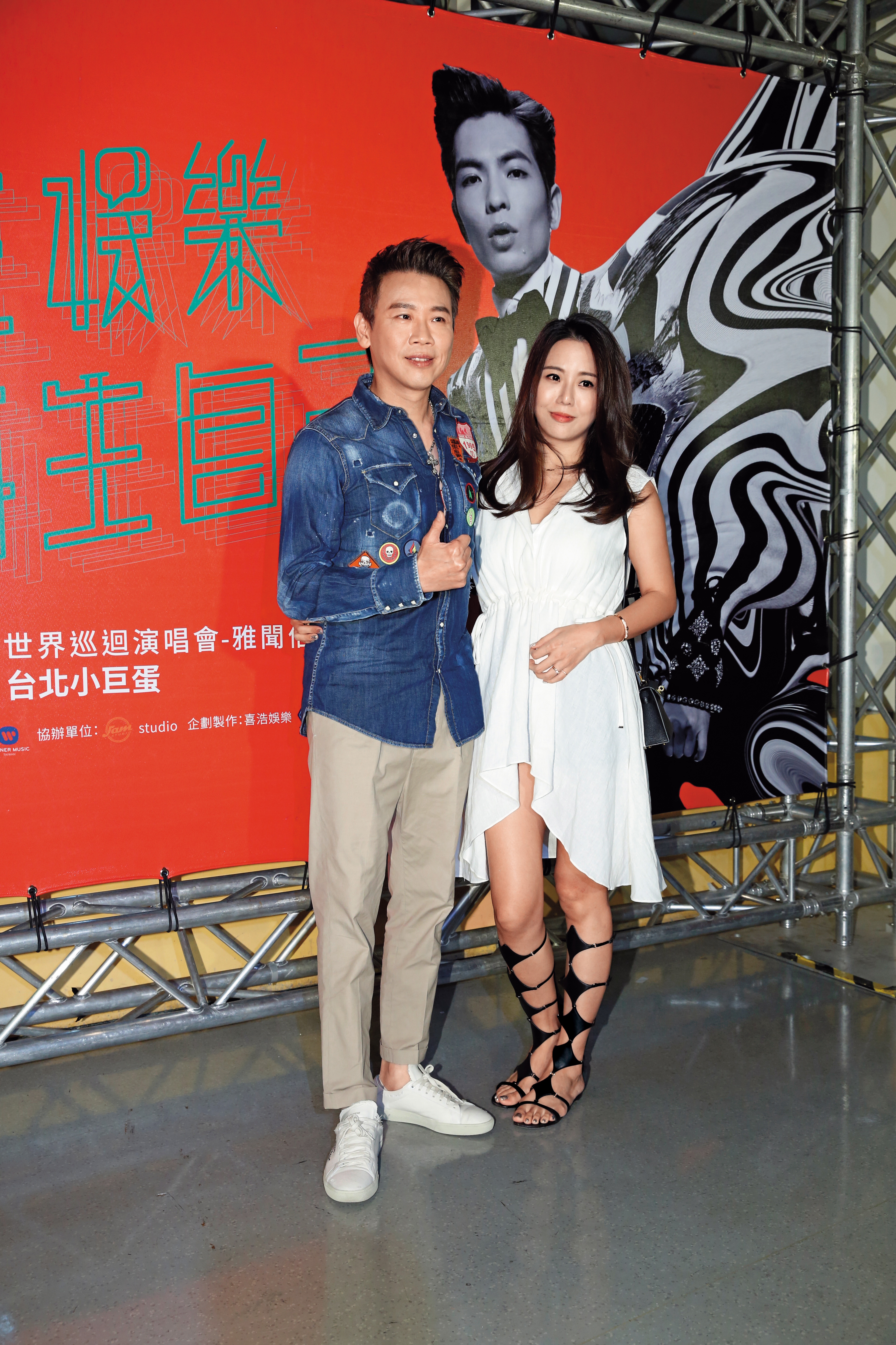 今年5月,陶喆(左)帶老婆Penny看蕭敬騰演唱會,因服裝寬鬆,被疑有孕,但陶喆否認。