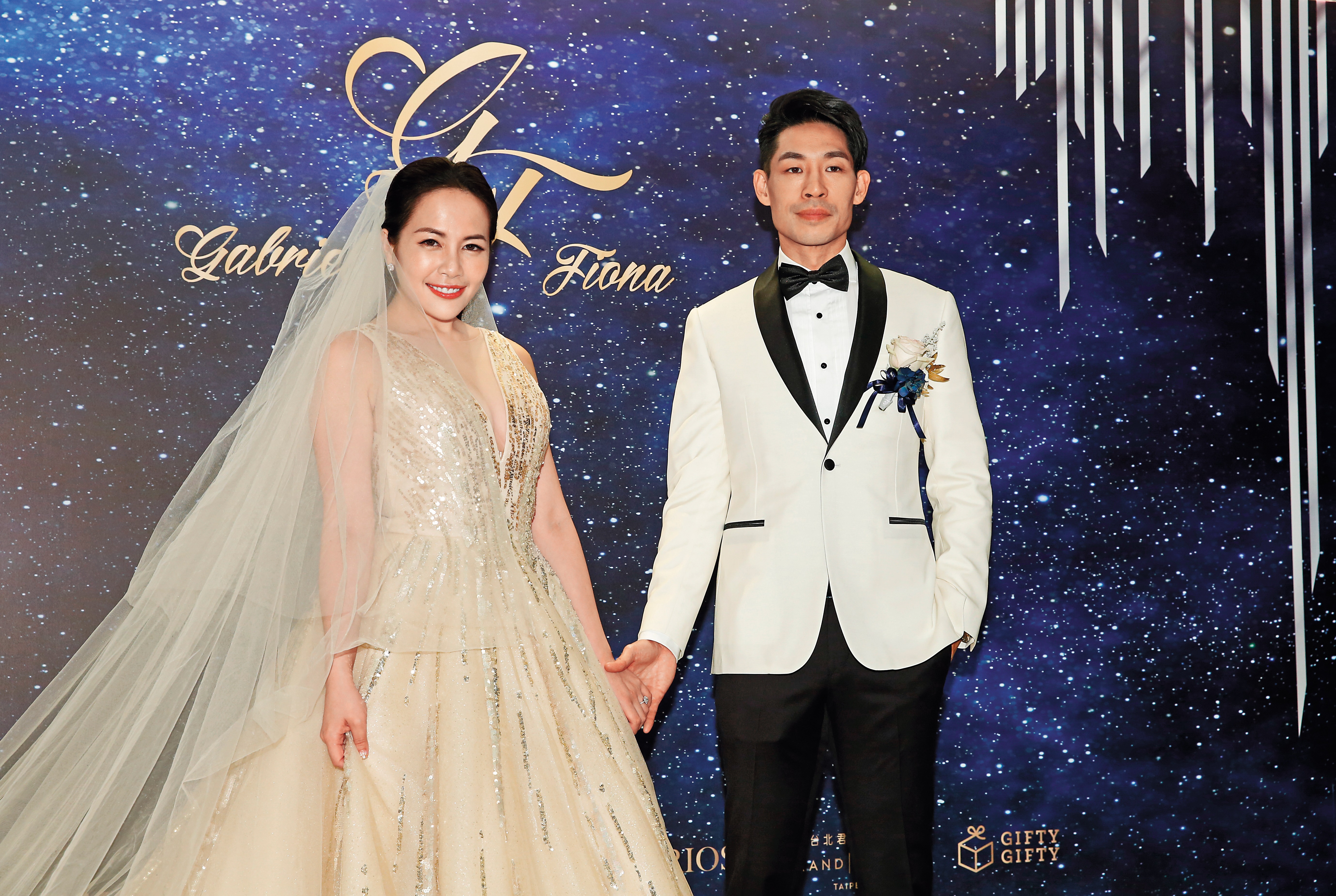 好幾張藍鈞天（右）牽老婆陳羽柔的照片都是一臉木然，看上去完全感受不到他的幸福。