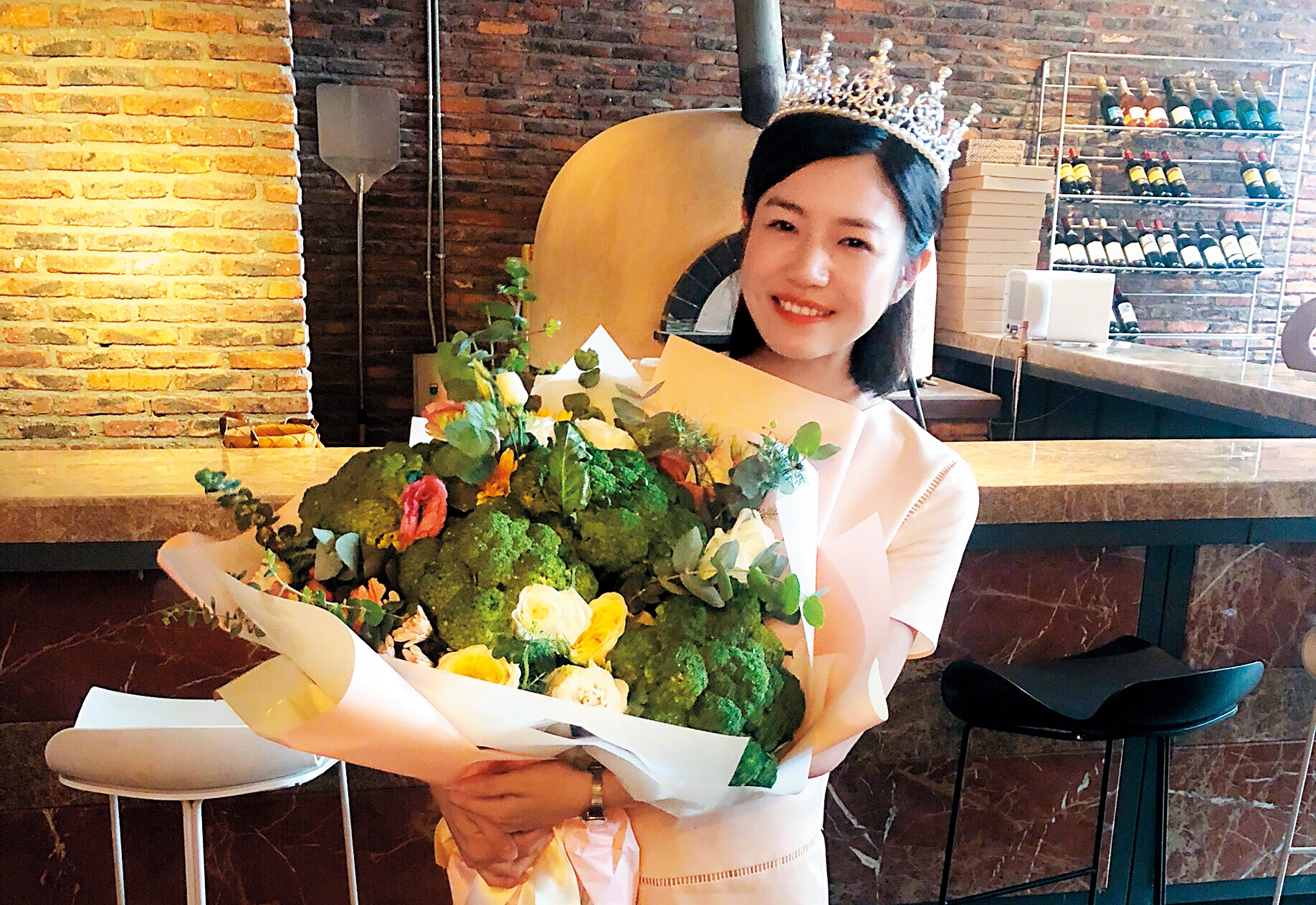 《鄧麗君之我只在乎你》《鄧麗君之但願人長久》電視劇最後確定由陳妍希出演，近日陳妍希生日，劇組還幫她慶生。（翻攝自陳妍希微博）