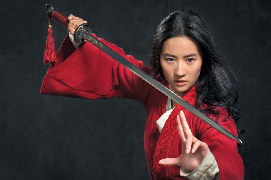 劉亦菲飾演《花木蘭》的劇照曝光,英氣取代了原本的仙氣。(翻攝自迪士尼微博)