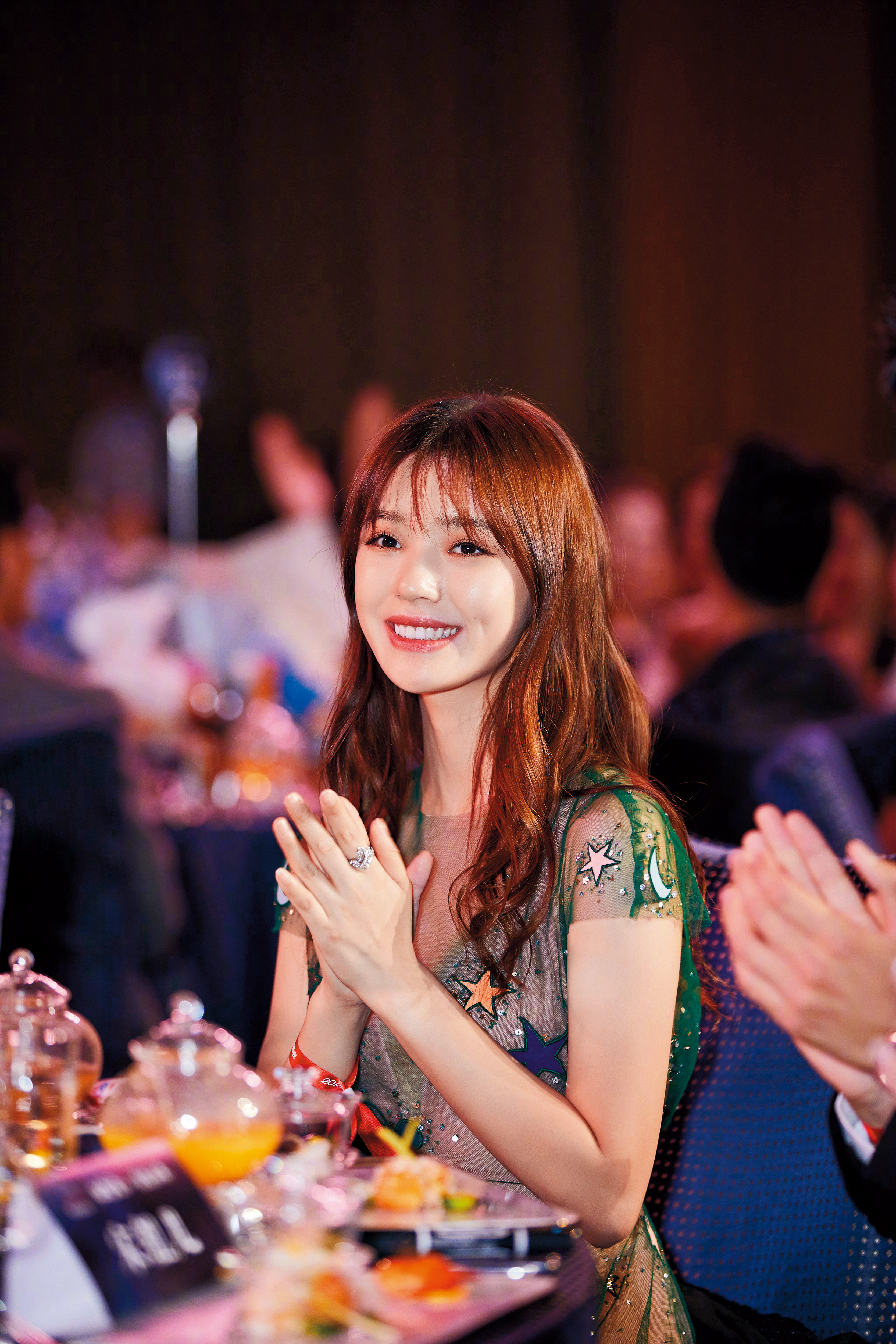 林允因演出周星馳的《美人魚》走紅，她最近被目擊與吳佩慈的百億男友紀曉波走很近。（翻攝自林允微博）