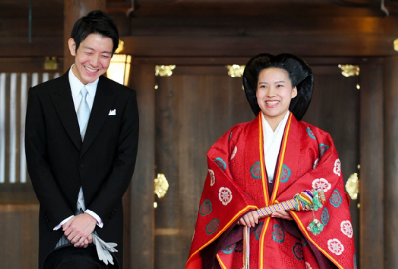 日本皇室絢子公主（右）嫁平民，婚後將脫離皇籍，皇室成員再少一人。（翻攝自朝日新聞）