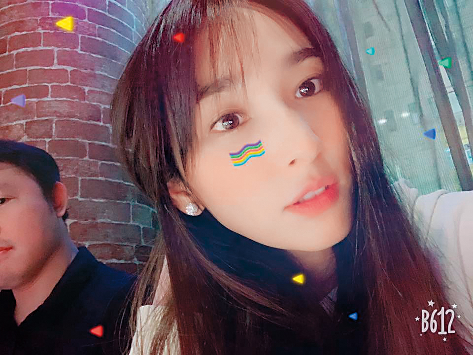 10月3日吳佩慈po出和紀曉波一起吃生蠔餐的照片，兩人非常甜蜜。（翻攝自Pace Wu臉書）