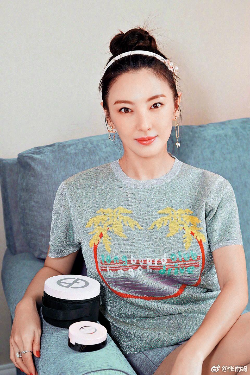 張雨綺遭爆料早在袁巴元與舊愛位分手前就已介入對方感情,還趁女方出國時登堂入室住進她家。(翻攝自張雨綺微博)