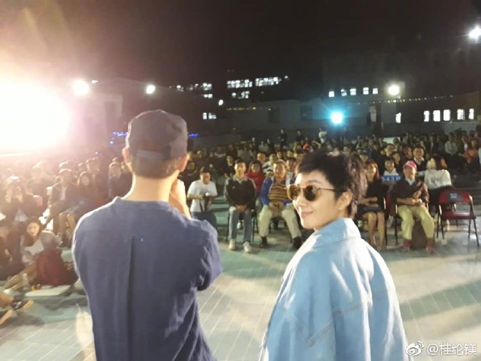 陳柏霖與桂綸鎂（右）日前重返《藍色大門》拍攝地師大附中校園。（翻攝自桂綸鎂微博）