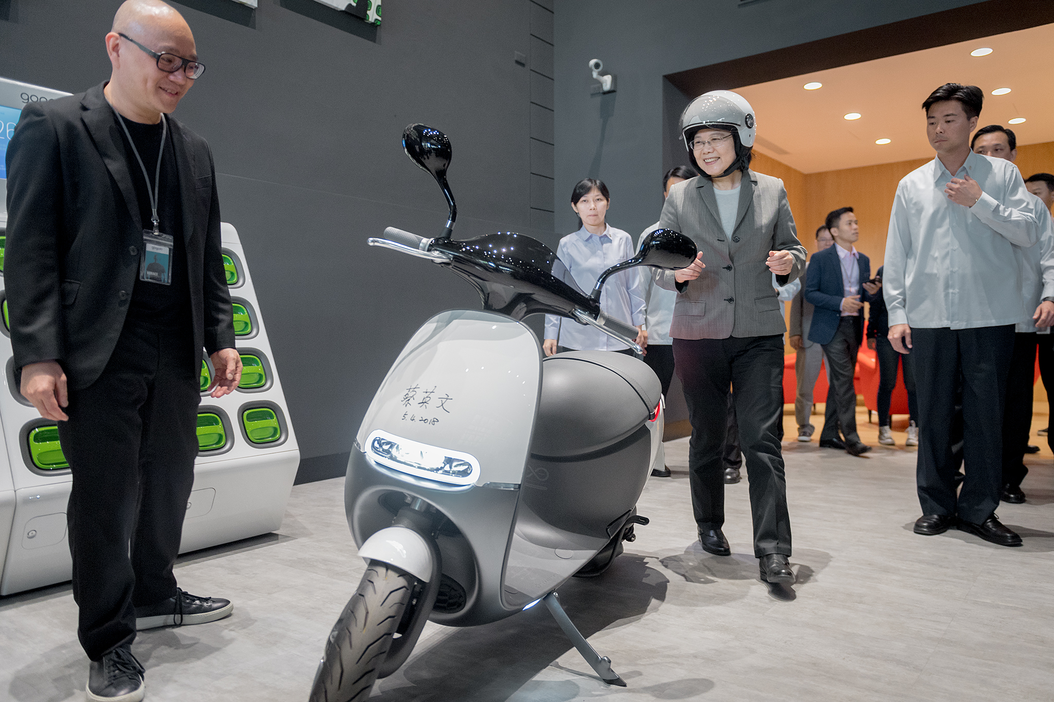 總統蔡英文今年5月特別前往Gogoro參觀，還當眾示範6秒鐘更換電池。（總統府提供）