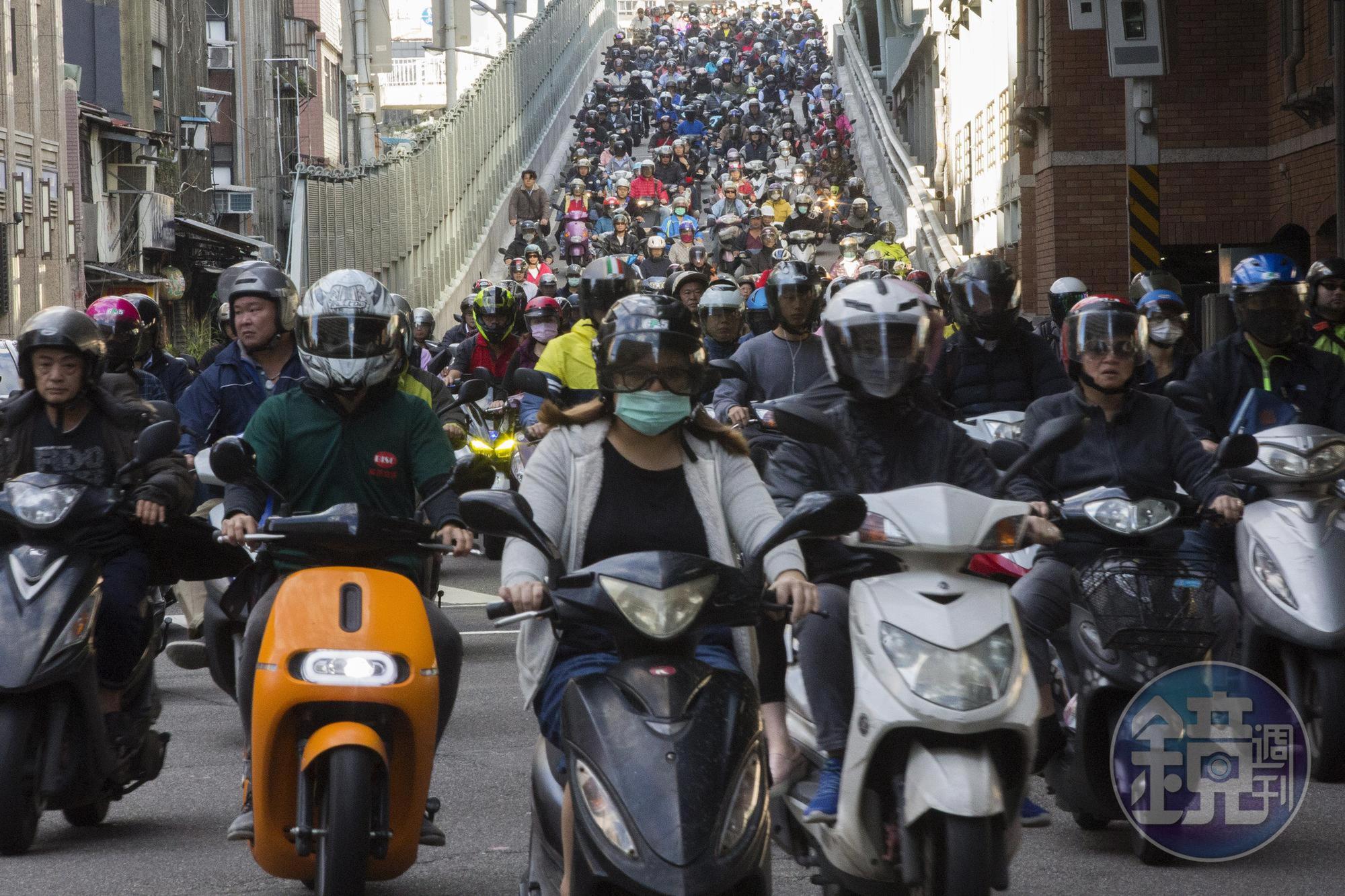 陸學森形容,摩托車就像台灣人的鞋子一樣,靠著它走路,卻如此不乾淨。