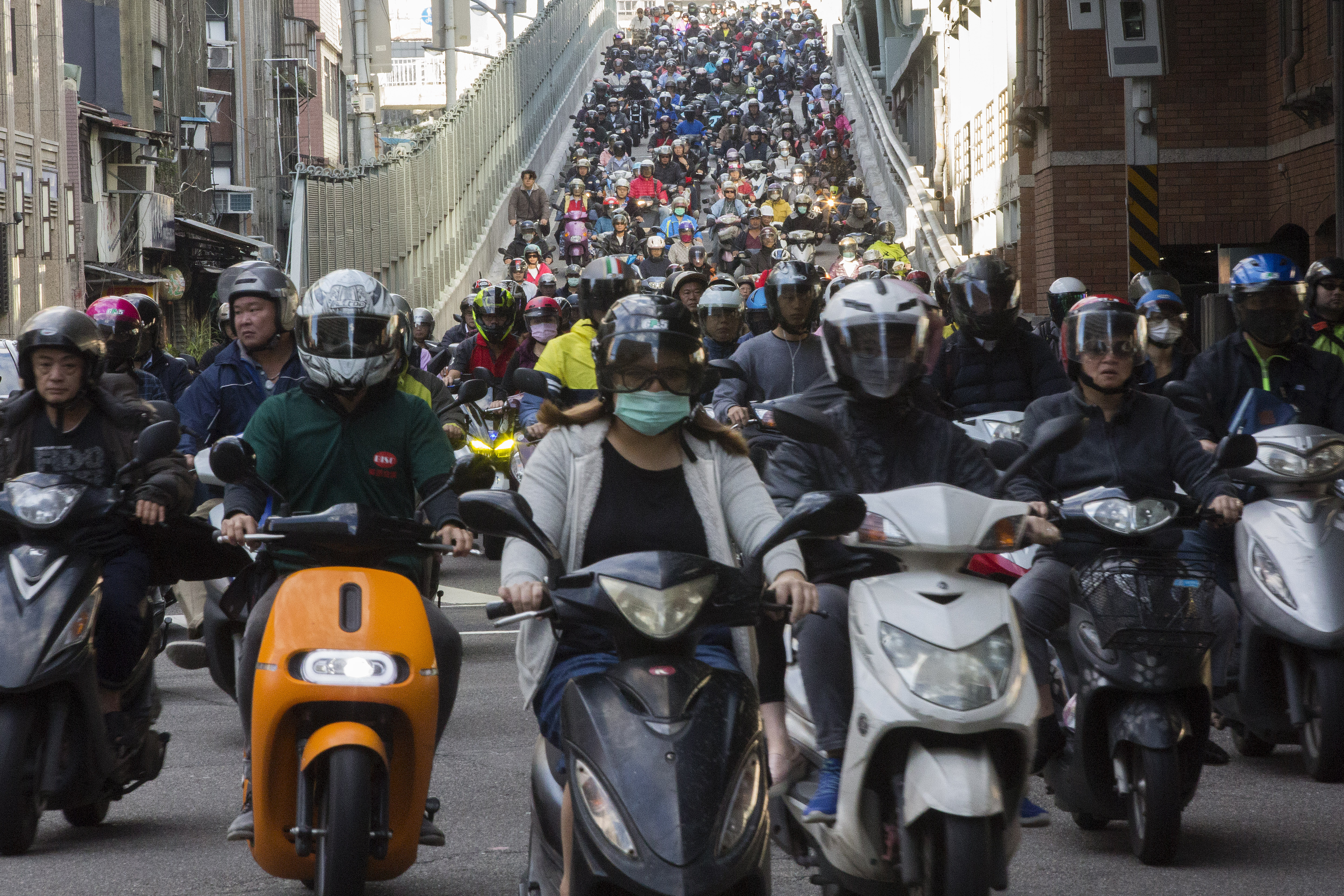 陸學森形容，摩托車就像台灣人的鞋子一樣，靠著它走路，卻如此不乾淨。