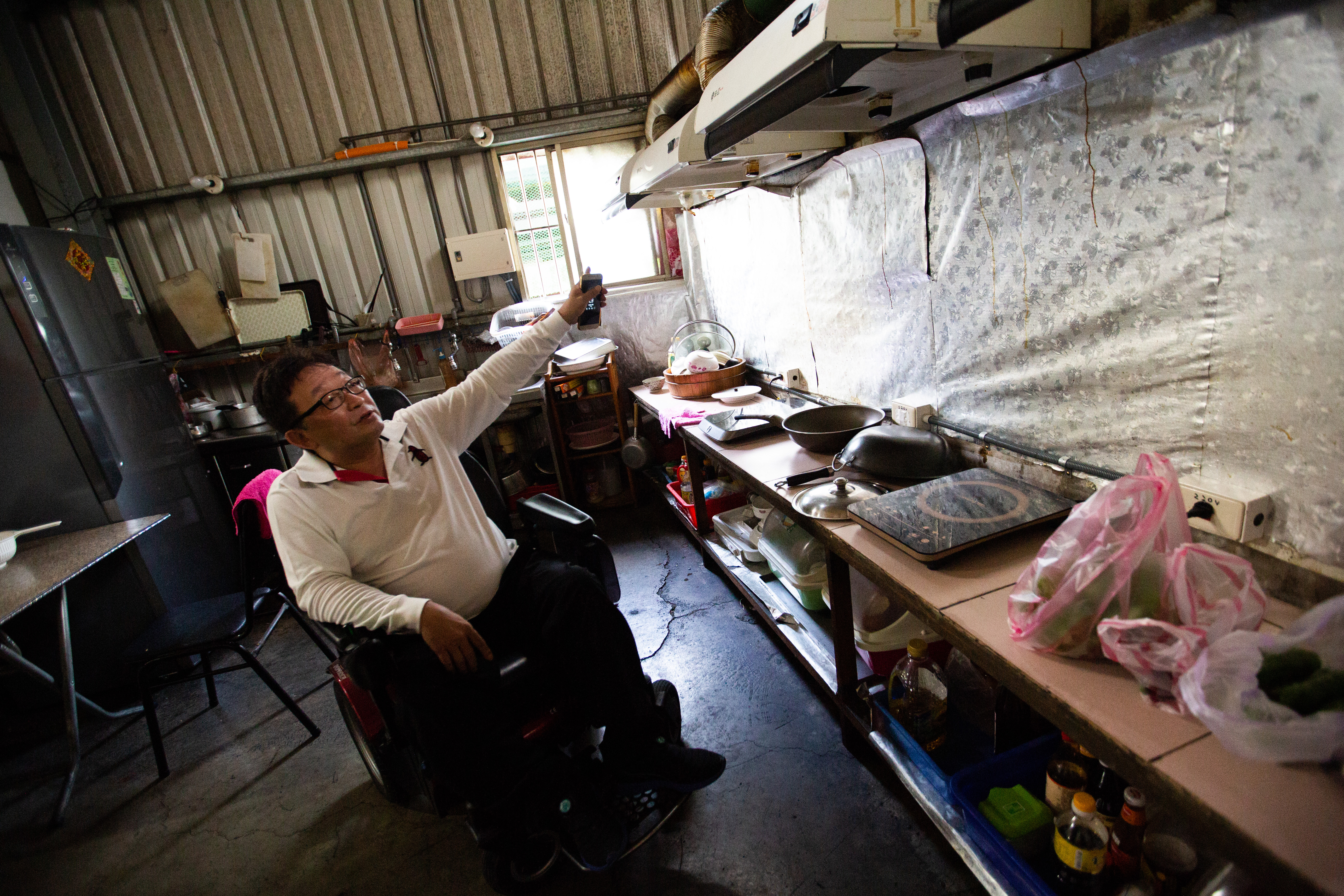 新巨輪服務協會設立在浮洲，苦於當地無水可用，消防有疑慮，捨棄明火改用電磁爐。