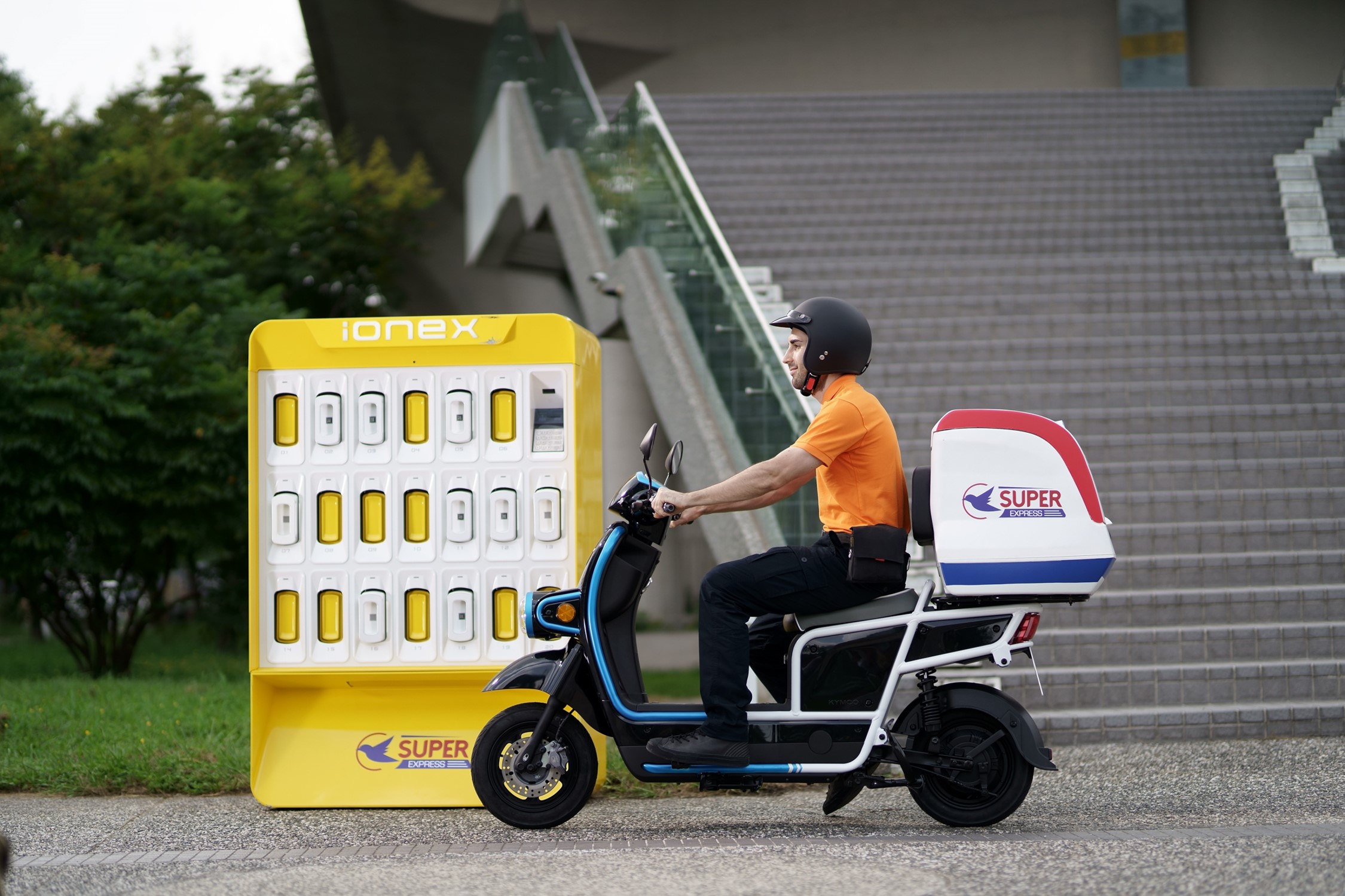 本土燃油車霸主的光陽先後在東京、巴黎國際車展，展示充換電並行的Ionex車能網。（光陽提供）