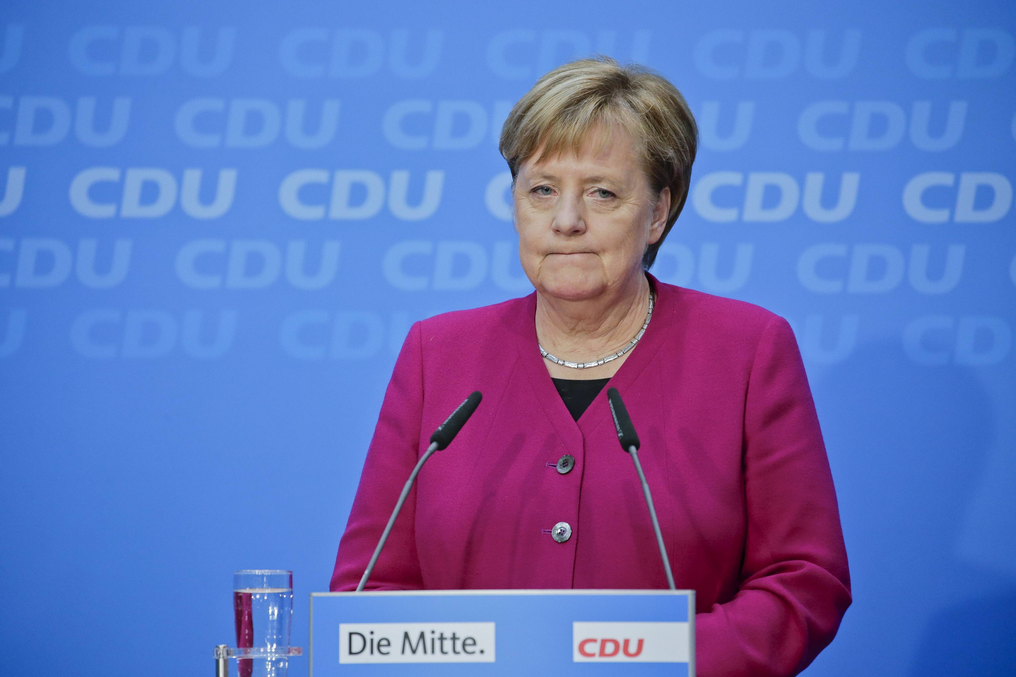 梅克爾29日宣布將不參加12月基民黨的黨魁競選，而目前的第4任總理任期是她政治生涯裡的最後一任，卸下總理位置後將不再擔任任何政治職位。（東方IC）