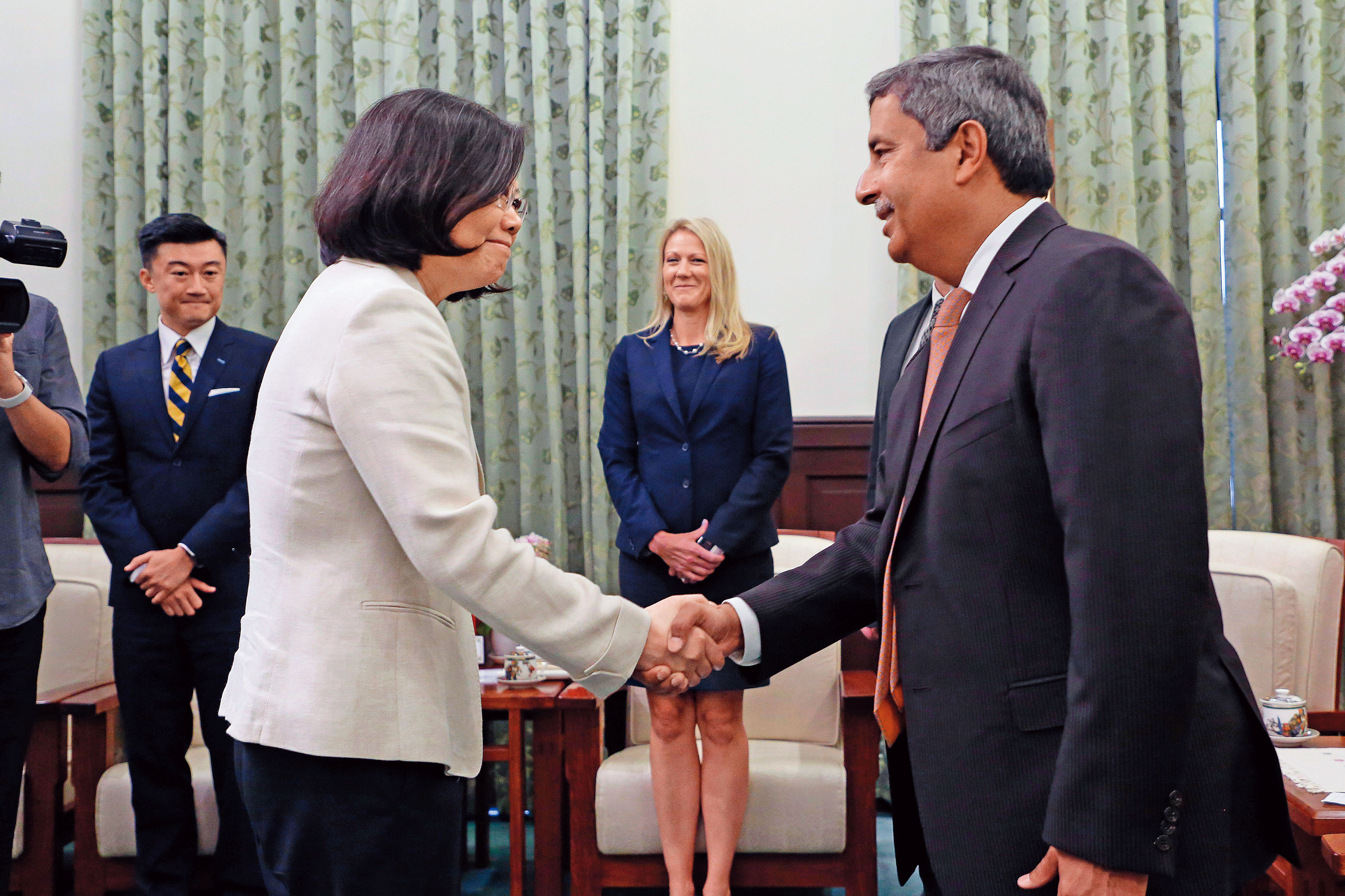 總統蔡英文去年6月接見美光科技訪問團，強調政府將全力協助美光在台擴建計畫，並盼美光繼續投資台灣，共創雙贏。