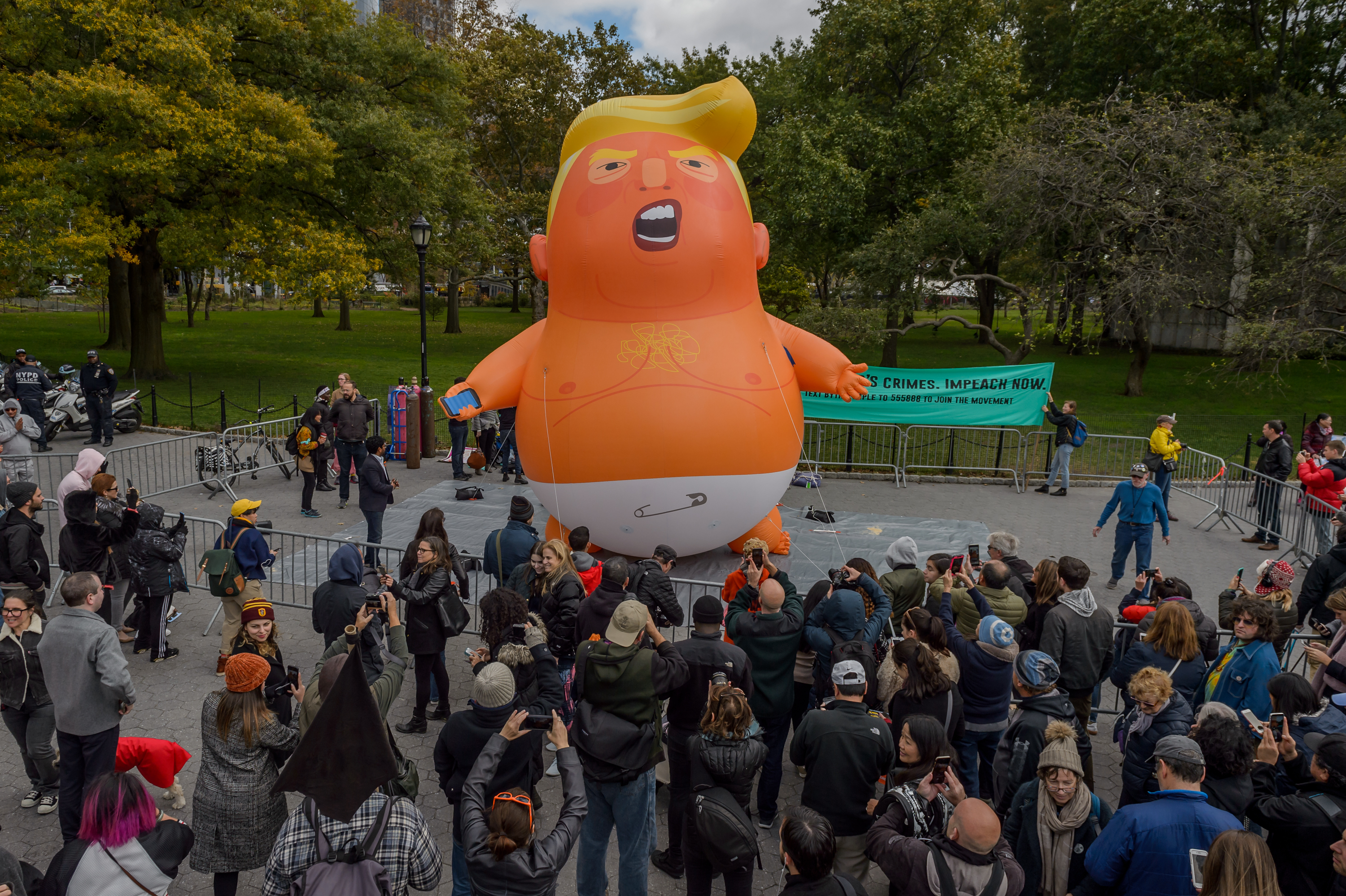 不滿川普施政的抗議人士28日在紐約市砲台公園發動彈劾遊行，現場放置諷刺川普的「川普寶寶」氣球（東方IC）