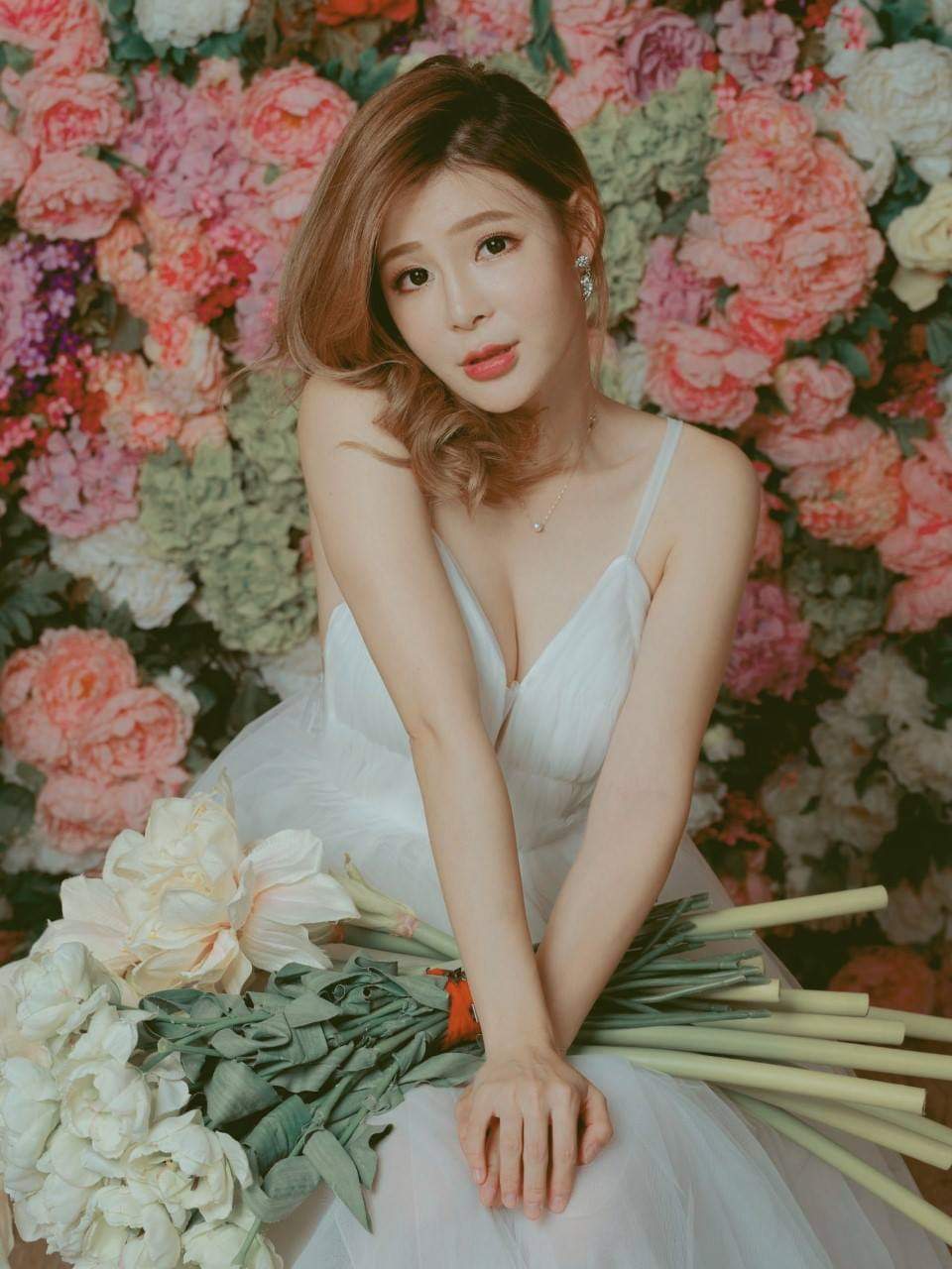 孟慶而週末將為「迷漾の花嫁-享婚採購祭」獻唱,不僅獻出婚紗處女秀,還會和金曲歌王羅文裕合唱。(e時尚提供)