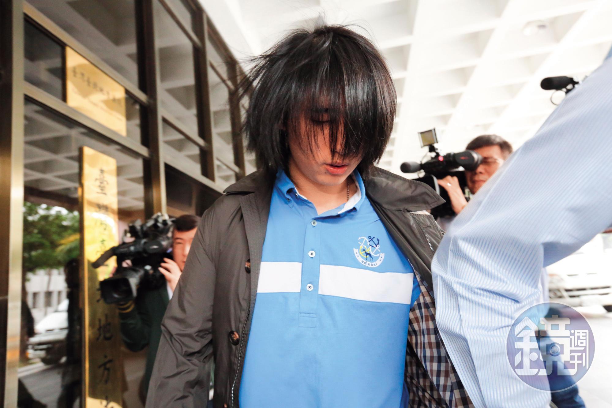王文洋的19歲兒子王泉力出庭挺母親呂安妮,強調不去英國讀書是自己的決定。