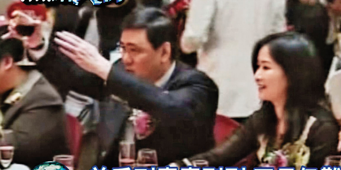 呂安妮(右)公開與王文洋(左)戀情後,以總裁特助身分與王文洋出雙入對。(翻攝華視新聞)