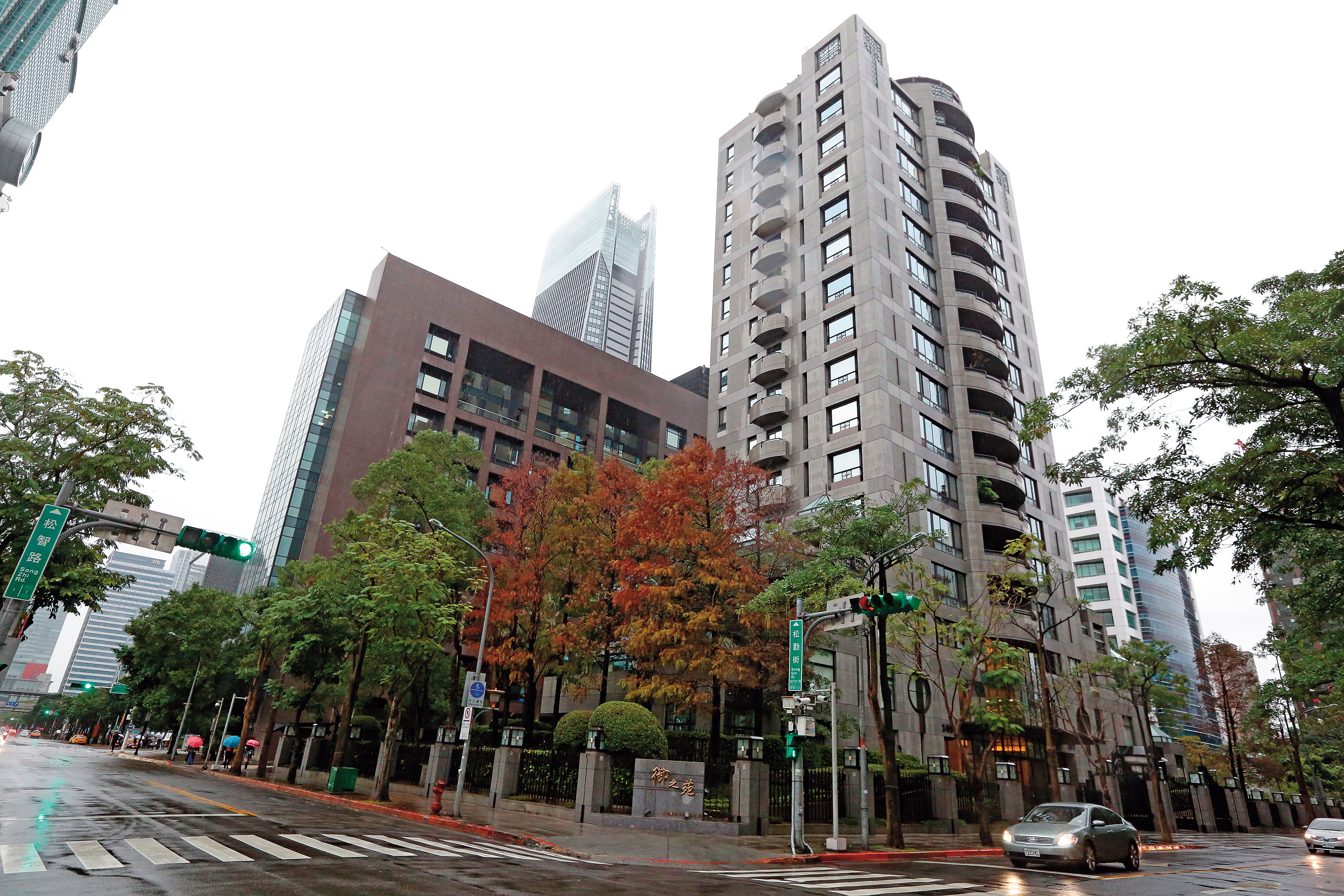 王文洋2009年買2戶「御之苑」豪宅送給呂安妮，目前市值8億元，呂安妮挨告後有意賣屋。