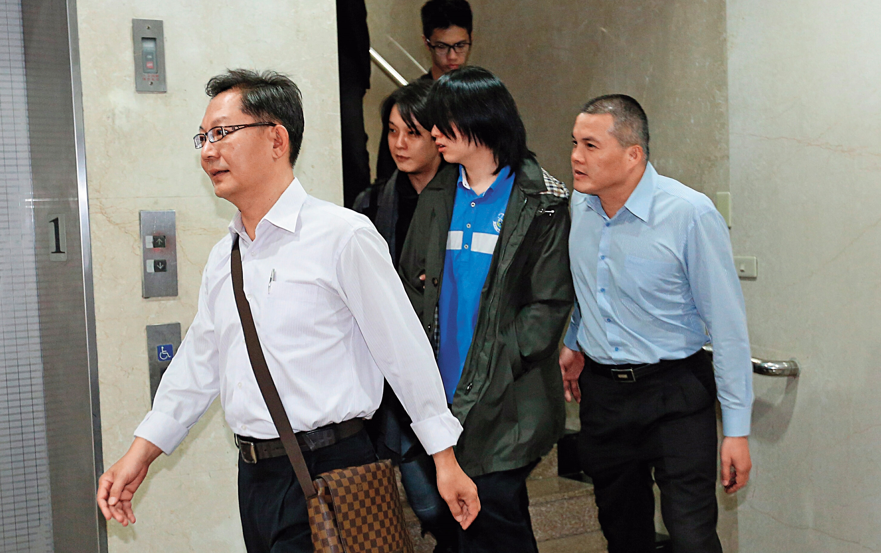 雲林台西鄉明聖宮主委林鼎勝（右）北上陪同呂安妮母子開庭，展現鄉親對她的支持。