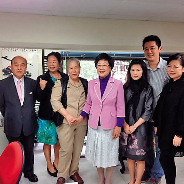 呂安妮母親郭碧蘭(左3)是雲林台西六塊厝人,母女常回饋家鄉,呂媽媽也曾替前副總統呂秀蓮(中)站台。(翻攝呂秀蓮部落格)