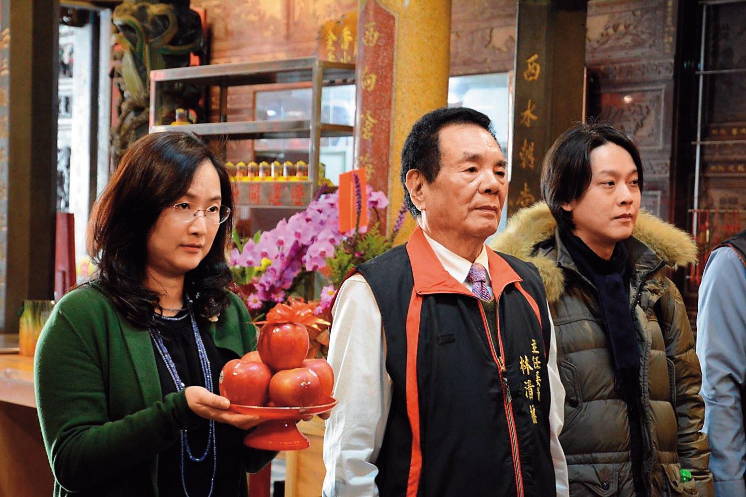 呂安妮(左)經常回家鄉雲林台西鄉的安西府參拜,由主委林清標(中)陪同。(翻攝五條港安西府張李莫千歲開基老祖臉書)