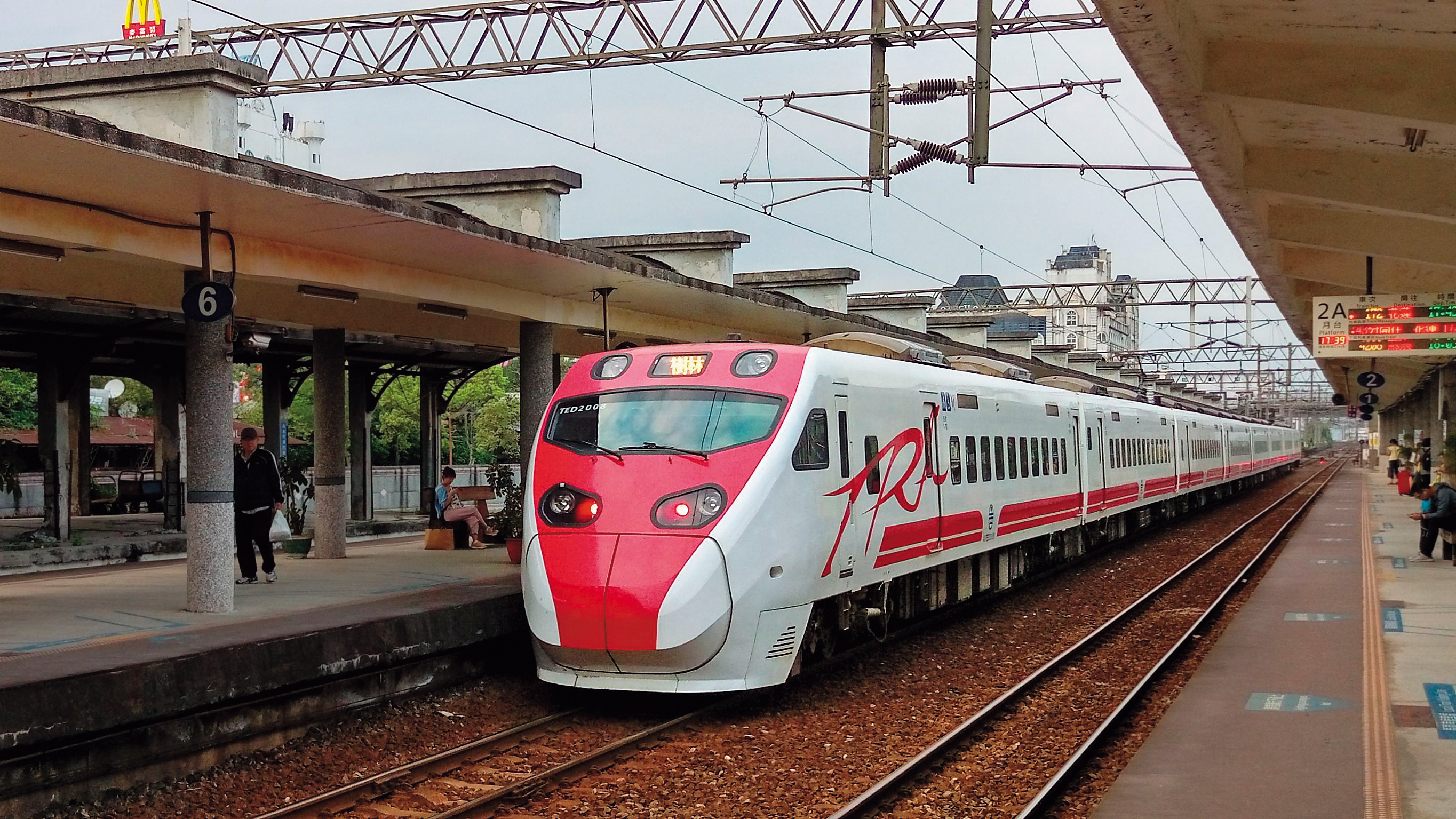 普悠瑪標榜傾斜式列車，最高時速可達150公里，圖為該翻覆列車於去年4月間停靠在宜蘭站載客畫面。