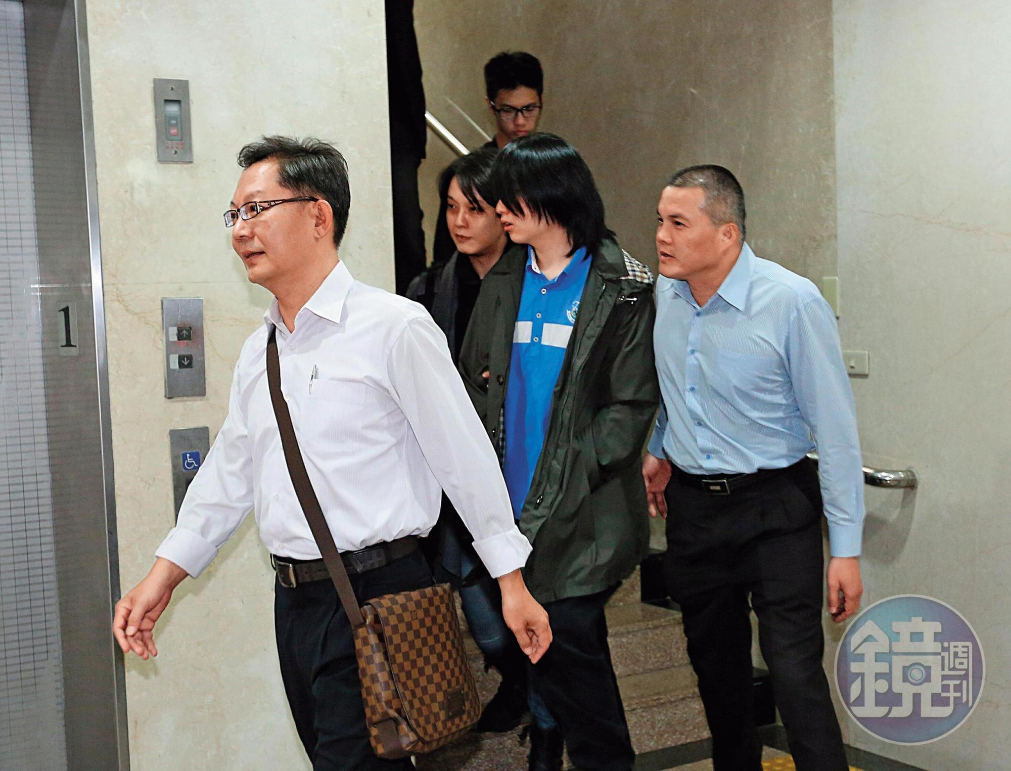 雲林台西鄉明聖宮主委林鼎勝(右)北上陪同呂安妮母子開庭,展現鄉親對她的支持。