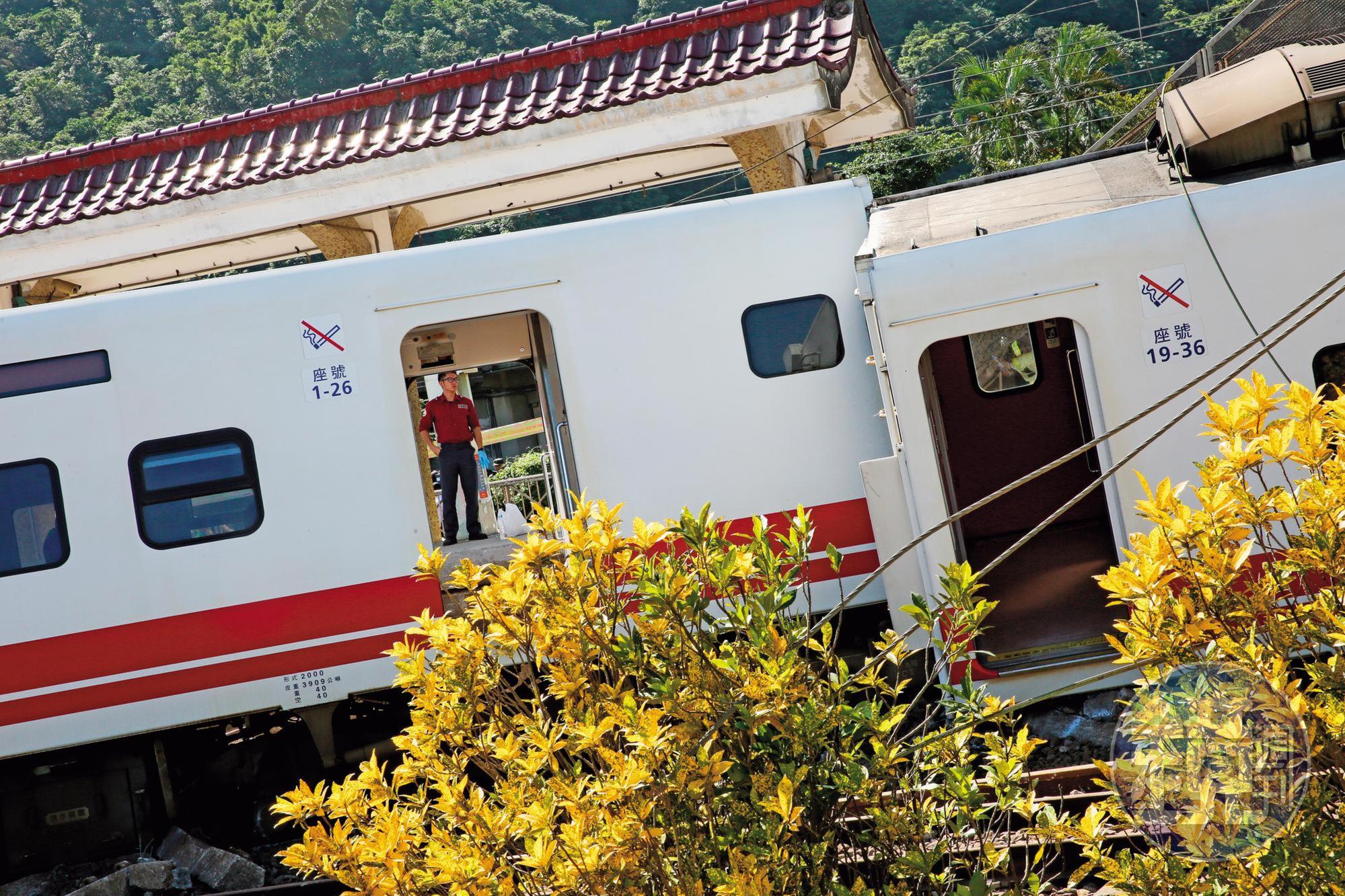 普悠瑪翻車現場,慘不忍睹,引來國際媒體高度關注。