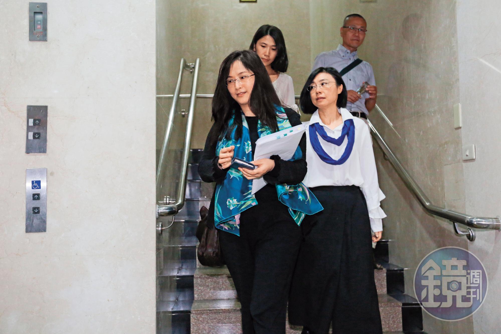呂安妮（前）16日至北檢出庭，針對宏仁集團總裁王文洋控告她不讓兒子赴英讀書涉妨害自由罪進行說明。