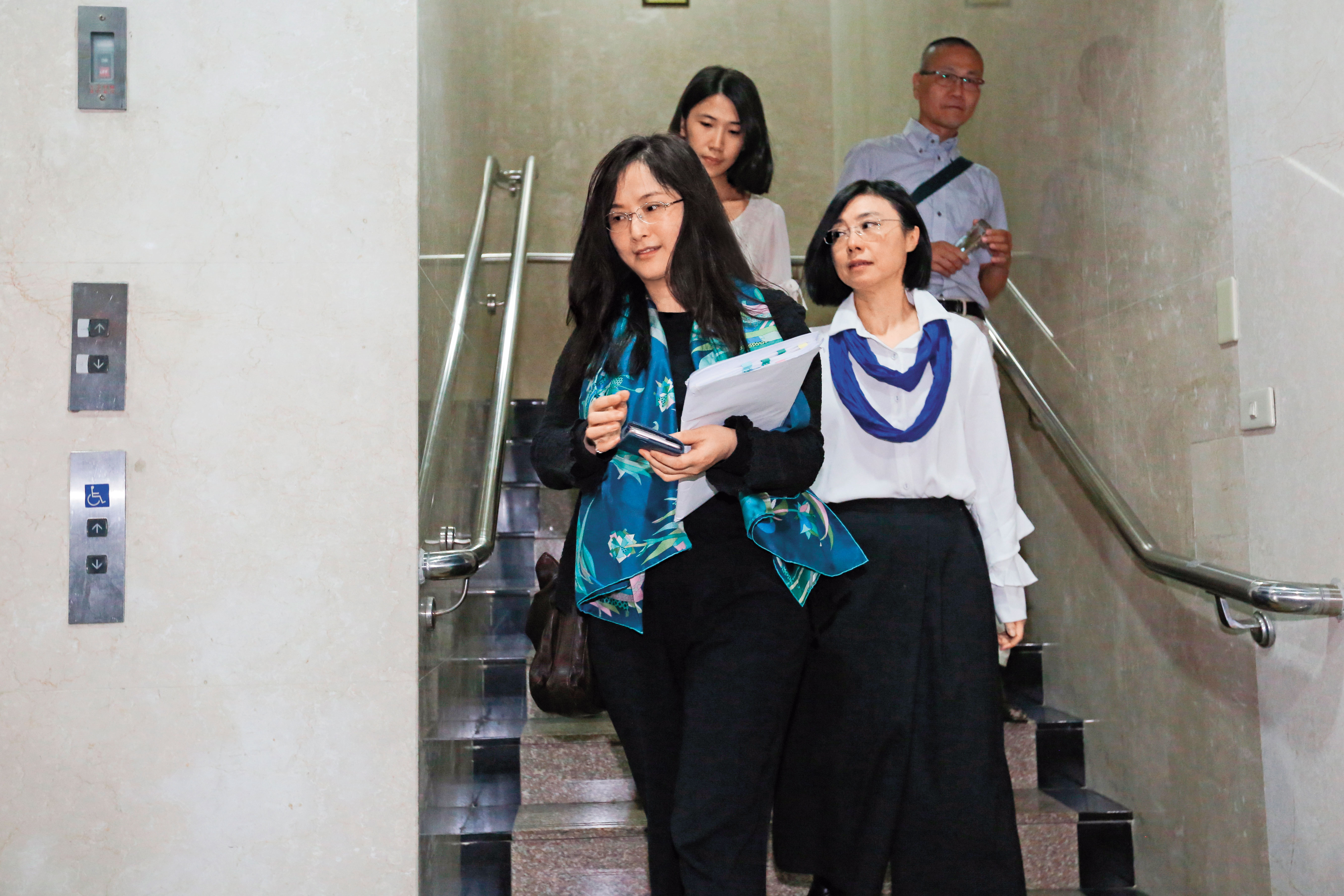 呂安妮（前）16日至北檢出庭，針對宏仁集團總裁王文洋控告她不讓兒子赴英讀書涉妨害自由罪進行說明。