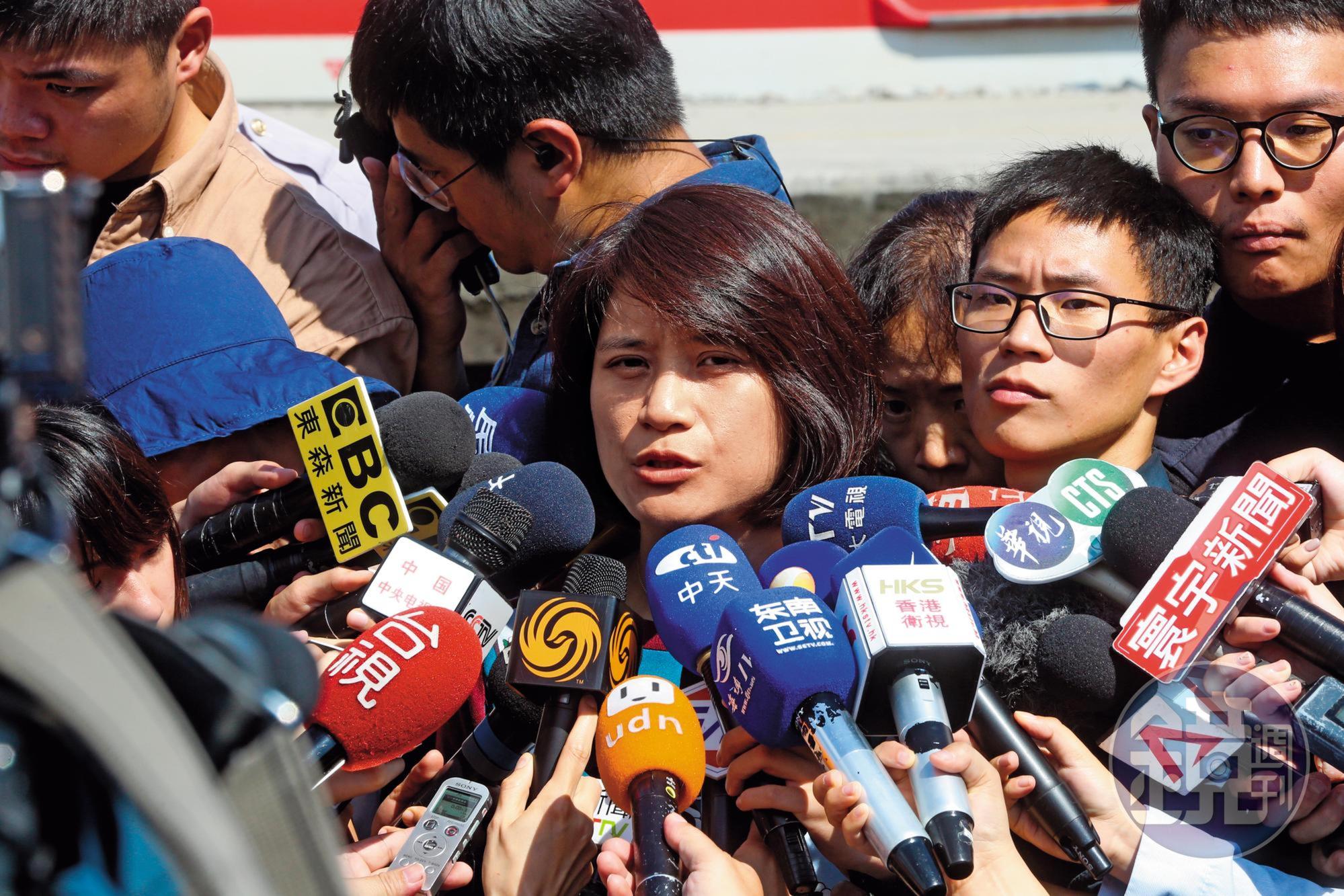 宜蘭地檢署發言人江貞諭對外說明普悠瑪翻車狀況，檢方認定超速過彎是釀禍主因。