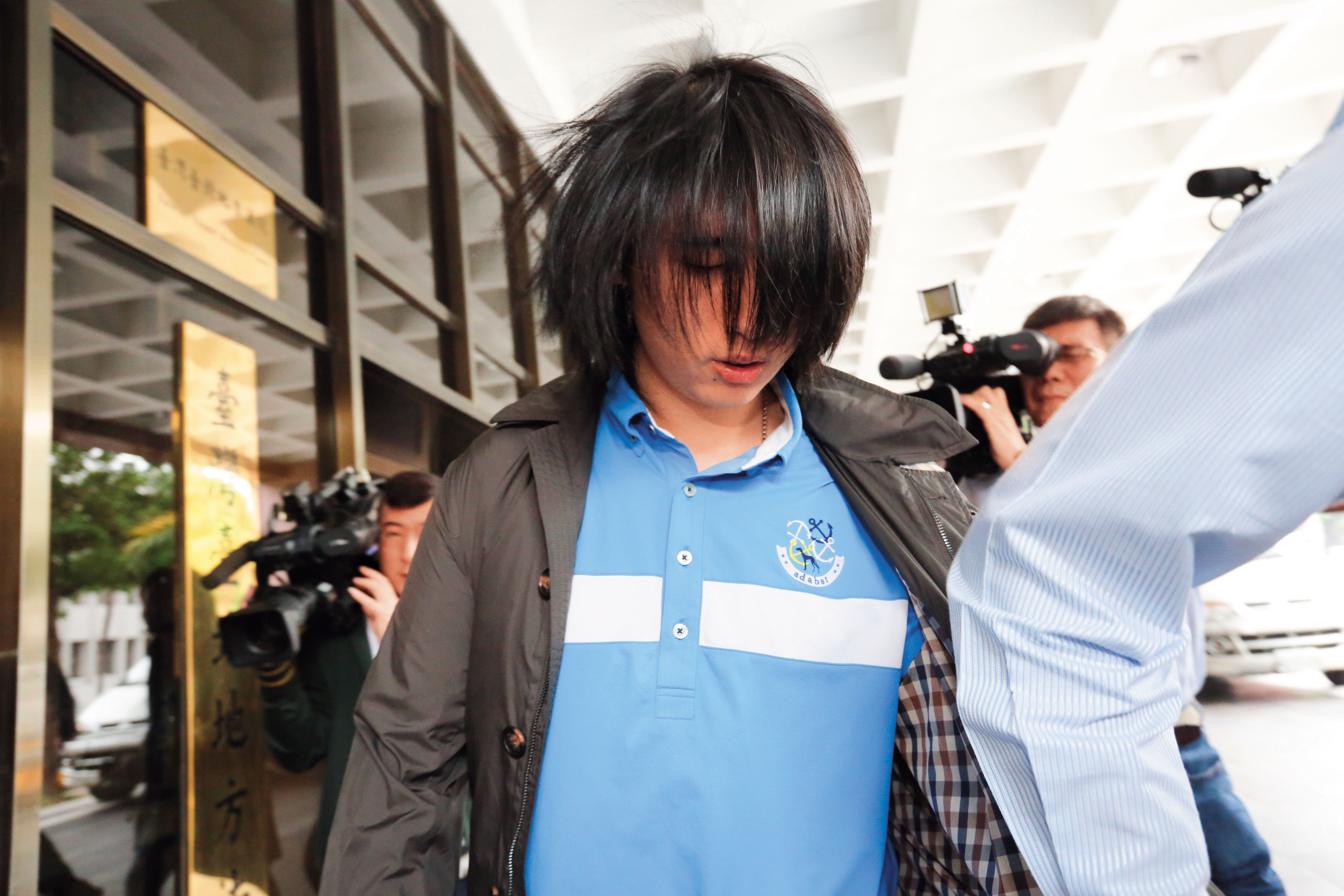 王文洋的十九歲兒子王泉力出庭挺母親呂安妮,強調不去英國讀書是自己的決定。