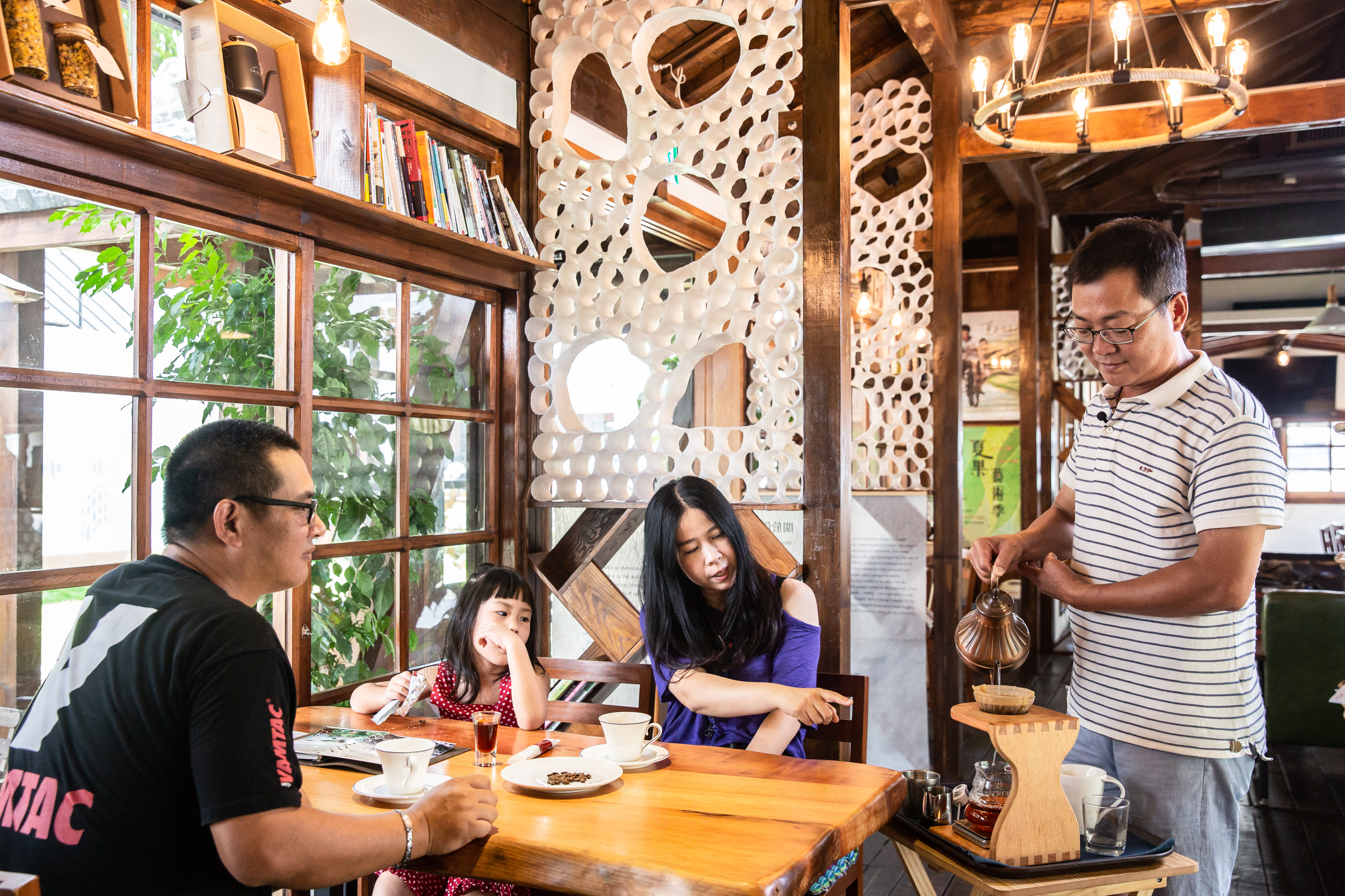 導演黃朝亮（右）回到故鄉台東，在日式老宅開咖啡館，為客手沖咖啡、說故事。