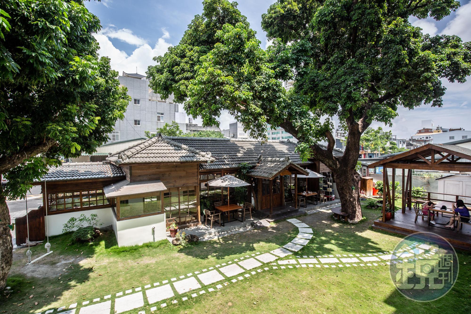 「TAIMALI太麻里文創咖啡館」的日式老宅依偎百年茄苳樹旁,電影膠捲石板道點出主人家身分。