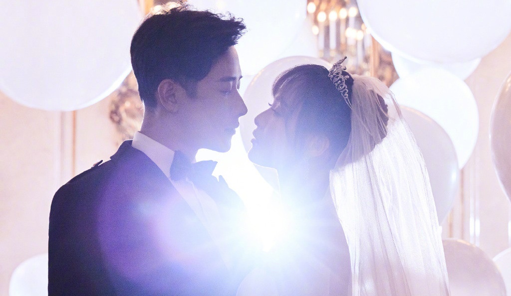 羅晉與唐嫣的結婚地點位在維也納美泉宮外頭。（翻攝自羅晉微博）