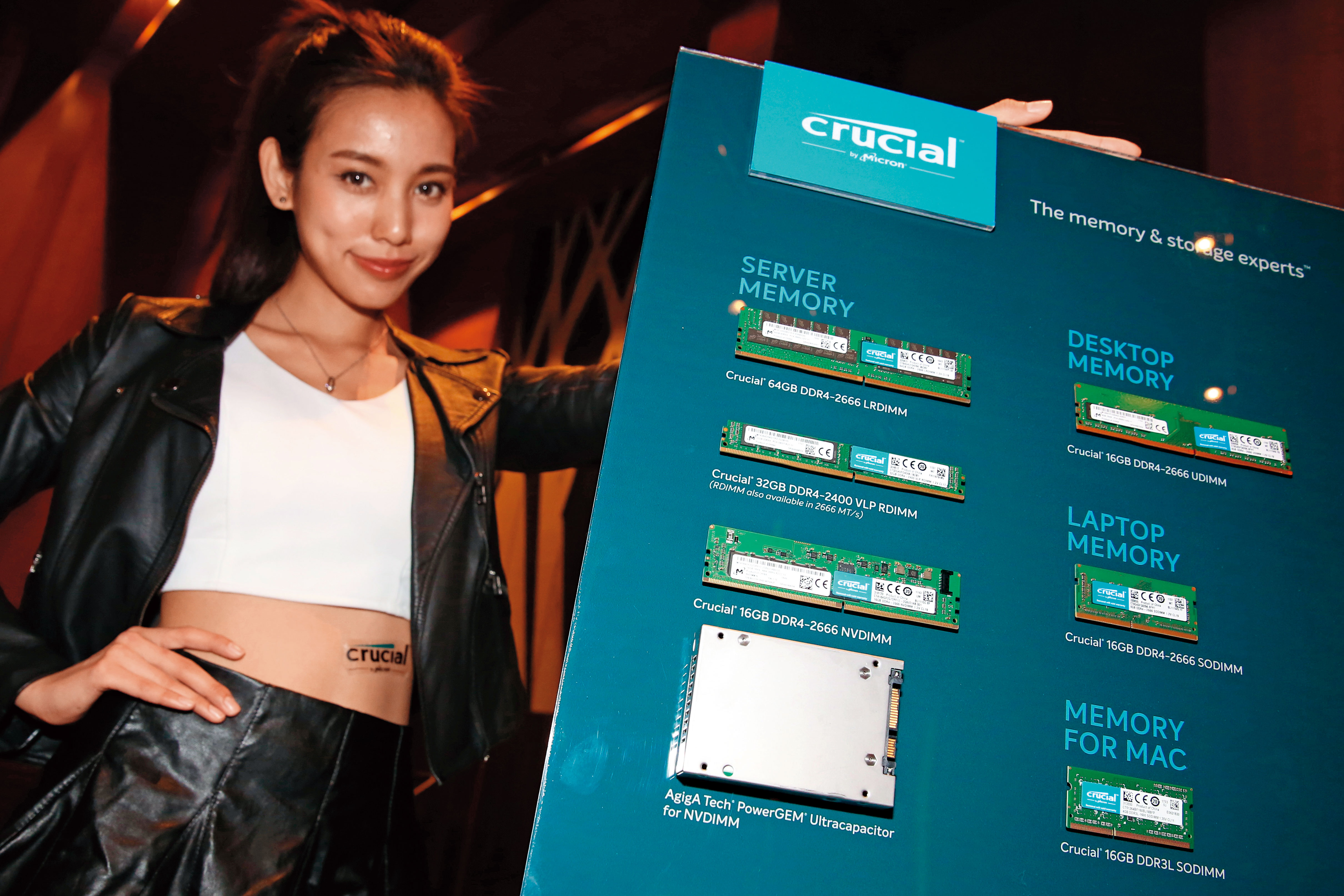 美光舉辦產品發表會,派出showgirl賣力推銷自有品牌「Crucial」。