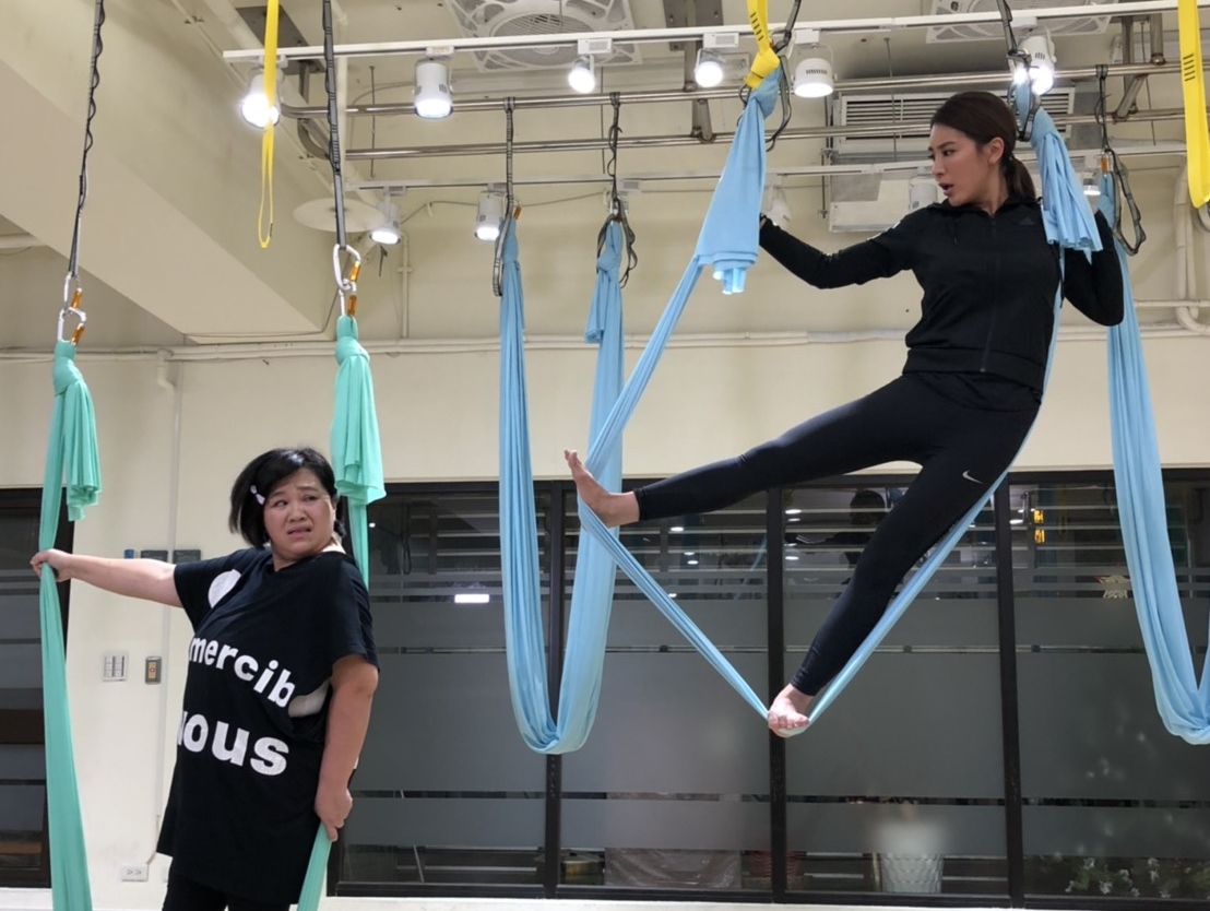 小禎看到鍾欣凌做得如此辛苦，在旁不停吐槽。（民視提供）