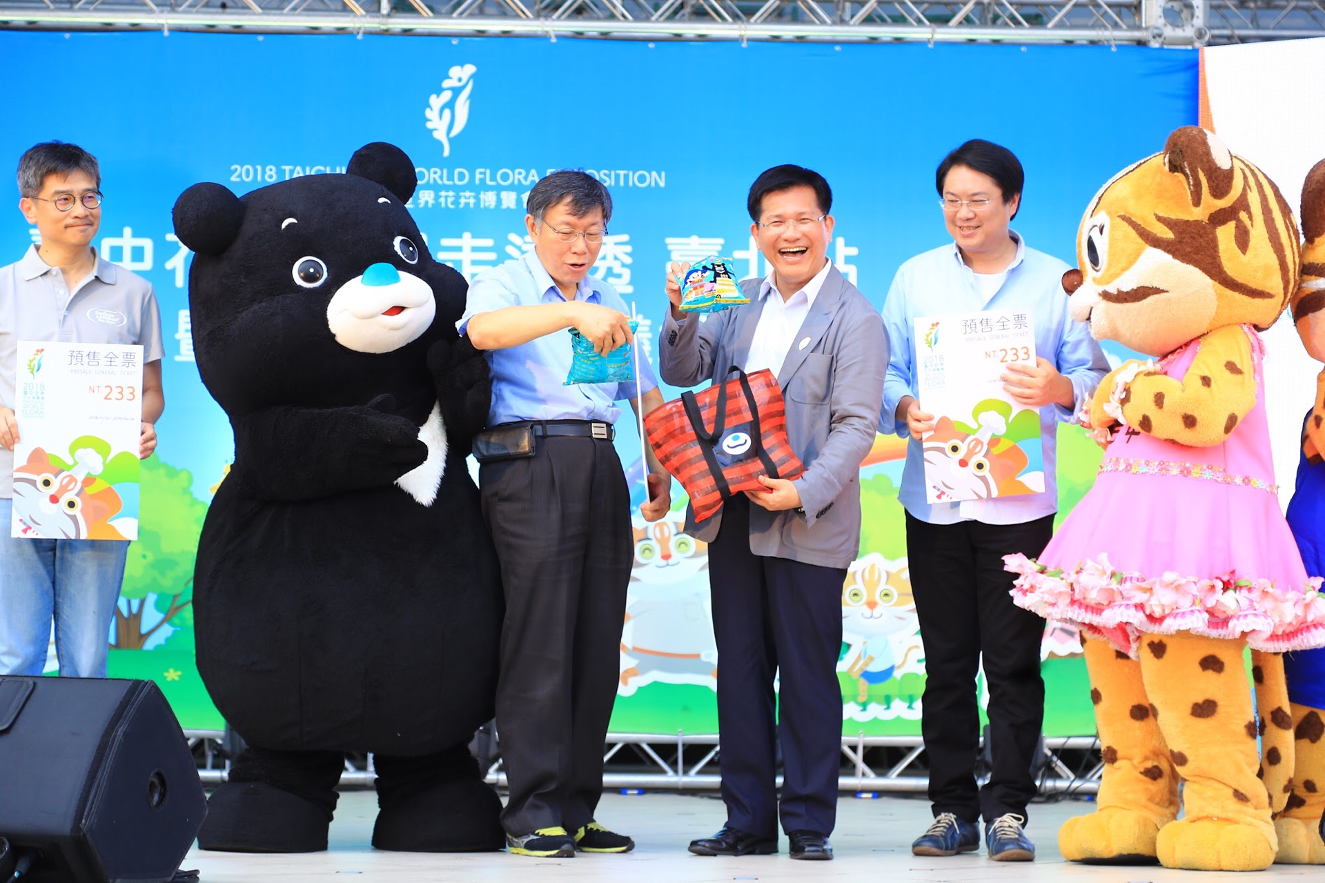 台中市長林佳龍（右2）為宣傳花博，在全台各地走透透。照片為他9月到台北與台北市長柯文哲（左2）、基隆市長林右昌（右1）一同宣傳花博。（台中市政府提供）