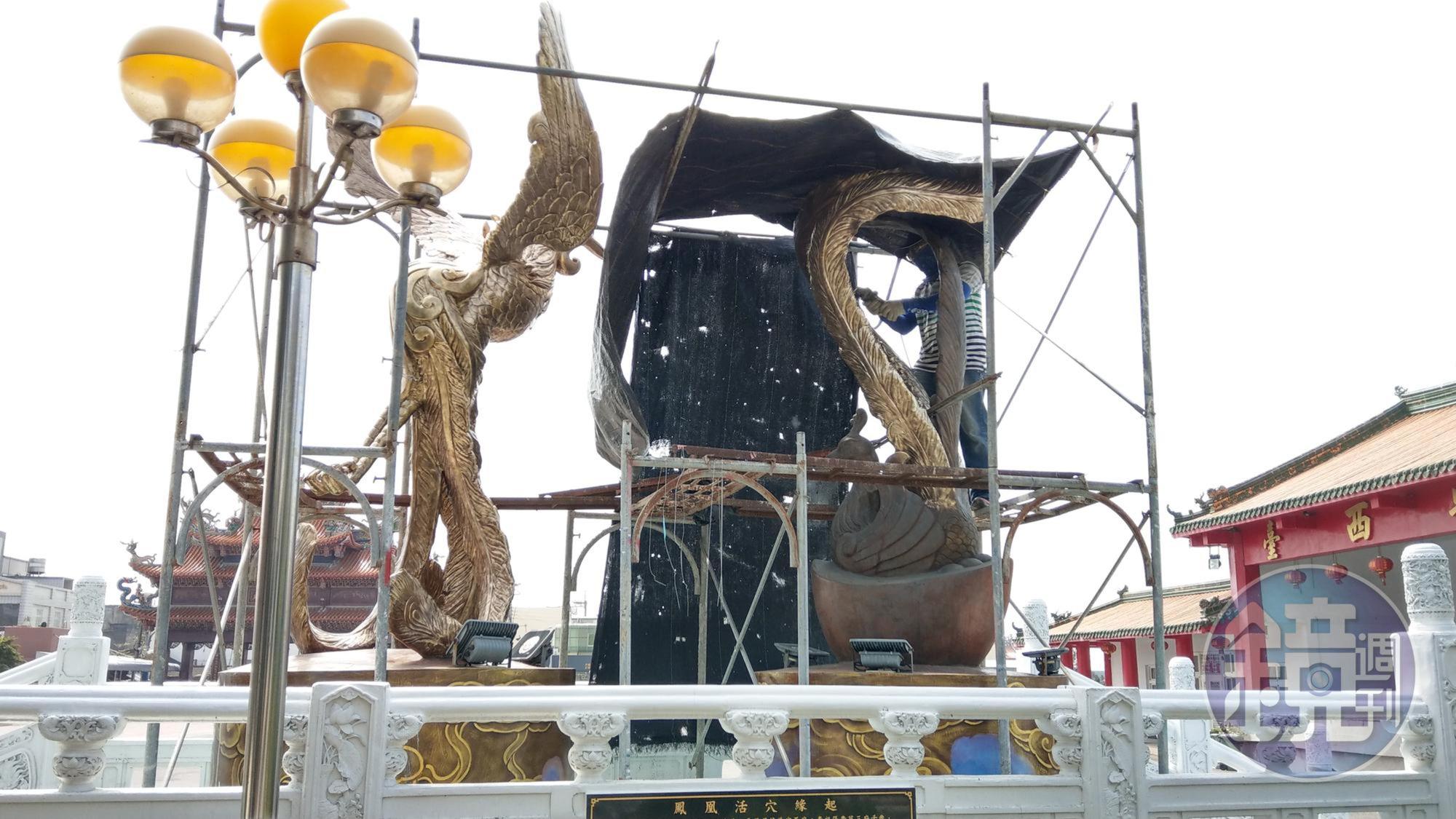 雲林台西鄉的新地標安西府「鳳凰活穴橋」,經神明指示應打造鳳凰雕像,象徵鳳還巢,由呂安妮捐贈。