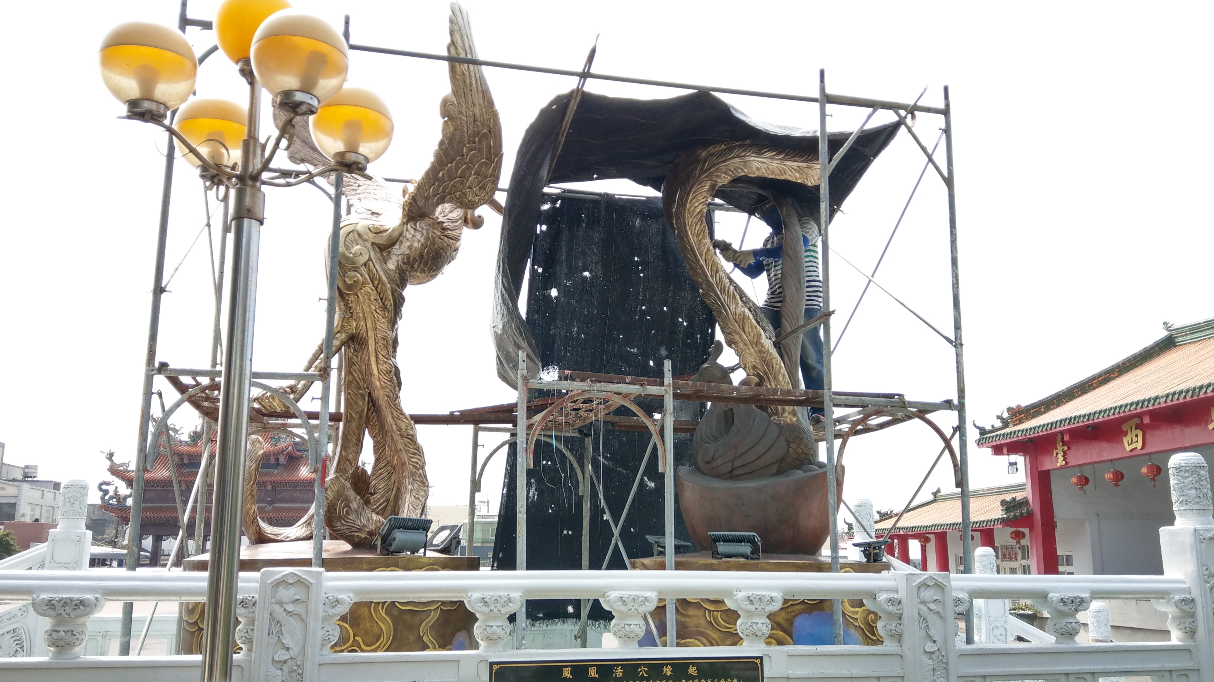 雲林台西鄉的新地標安西府「鳳凰活穴橋」,經神明指示應打造鳳凰雕像,象徵鳳還巢,由呂安妮捐贈。
