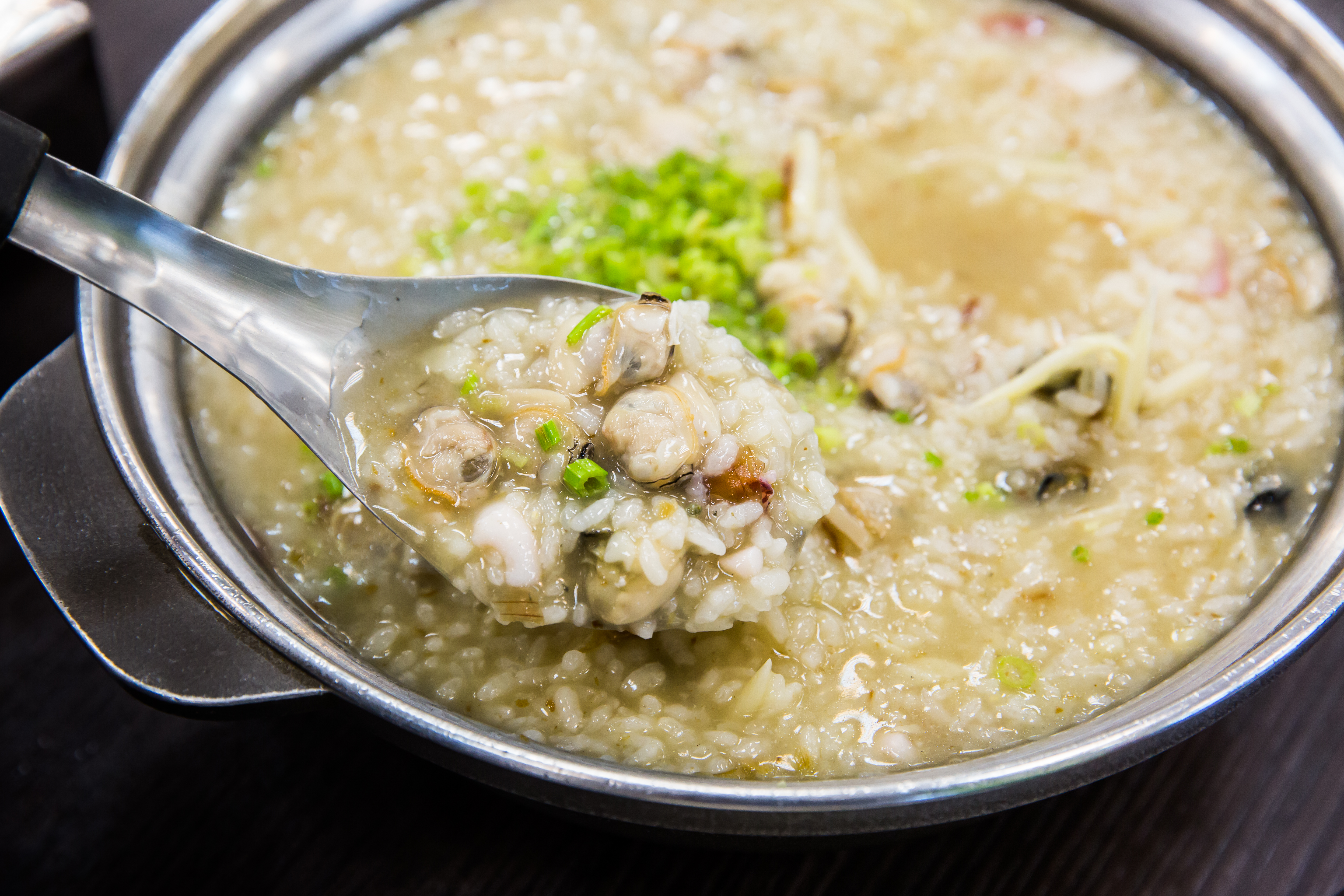 海鮮粥,料多實在,口感綿密。(大鍋600元、小鍋400元,外帶加50元因有特製外帶容器)