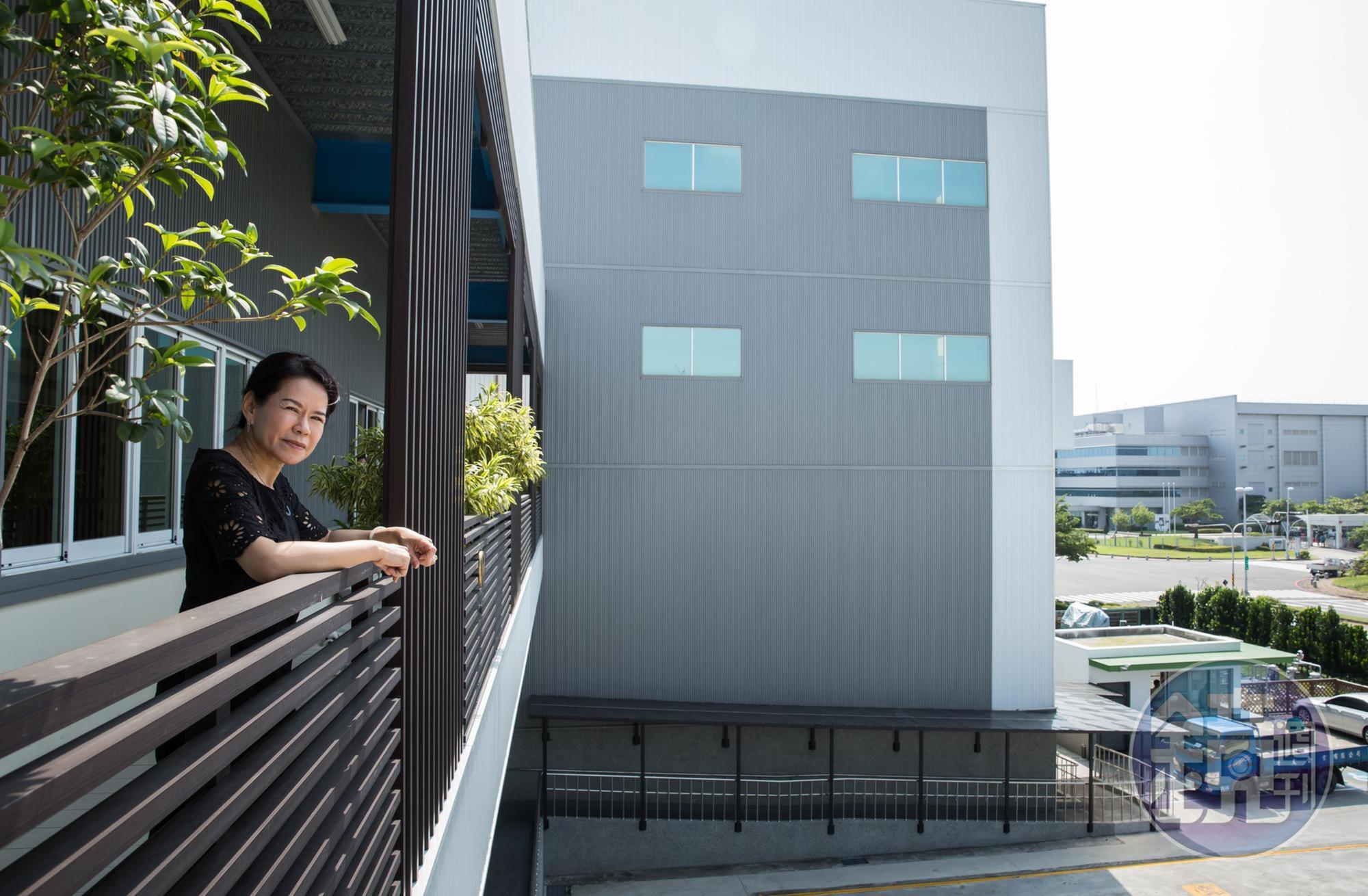 回憶建廠時的差點過不了缺資金這關，劉郁芬說，老天爺還是很眷顧她。