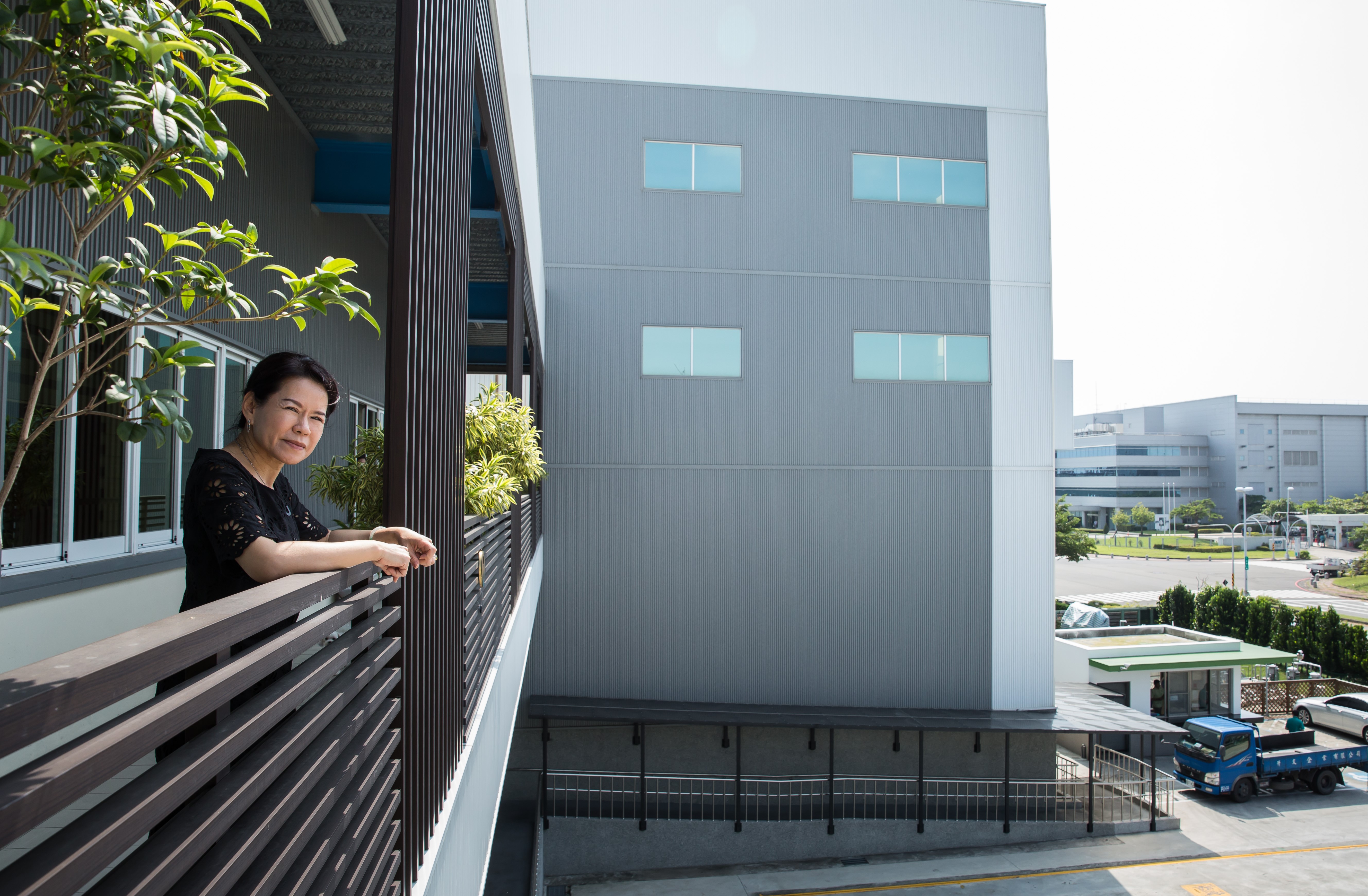 回憶建廠時的差點過不了缺資金這關，劉郁芬說，老天爺還是很眷顧她。