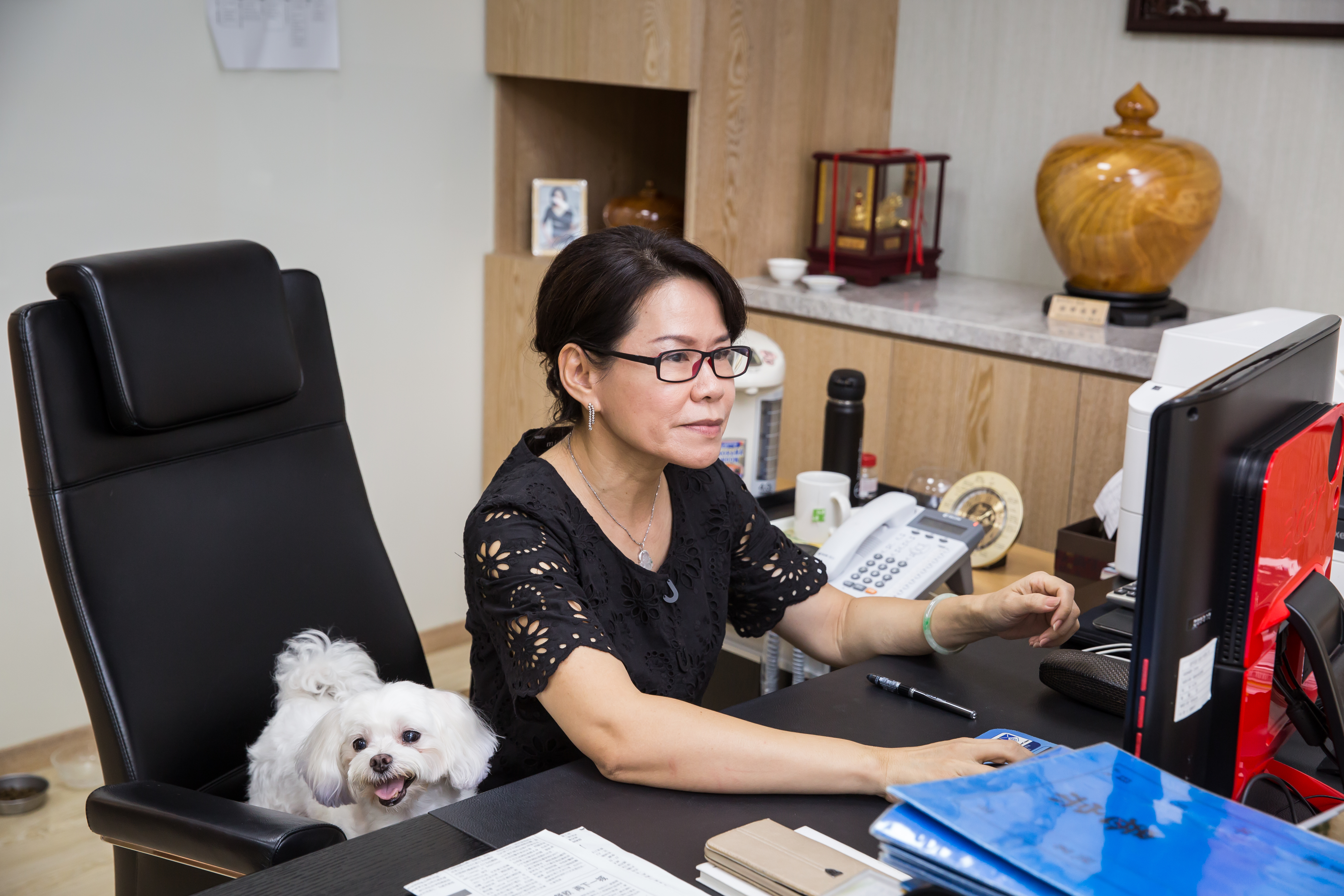 現在看起來女人味的劉郁芬，坦言其實內心是男人，單身沒小孩的她，有愛犬蛋蛋作伴。她說如果自己有家庭，應該很難走到今天。
