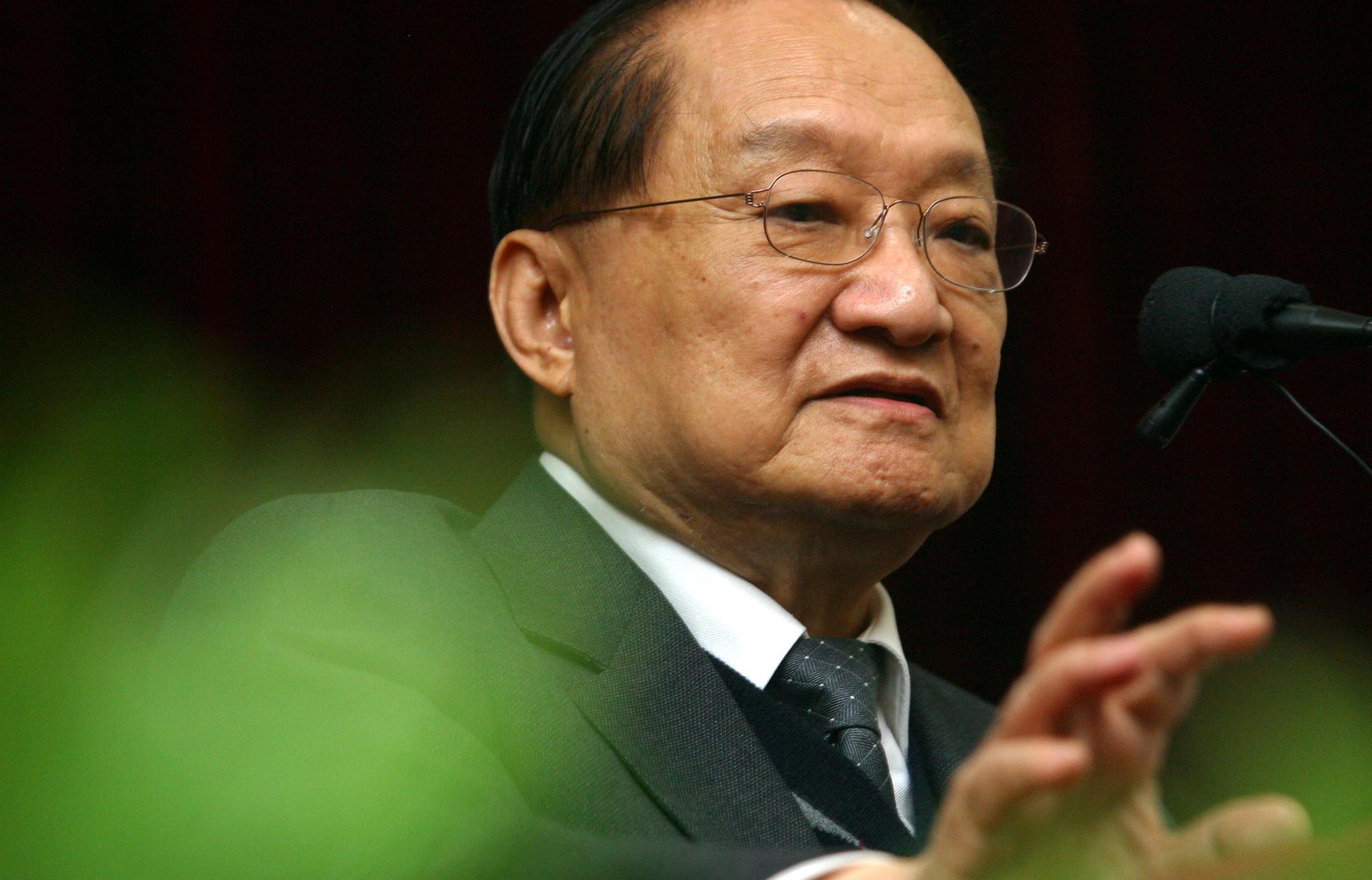 武俠小說泰斗金庸辭世,享壽94歲,過往演出過他筆下英雄的的群星們,也紛紛發文悼念。(東方IC)